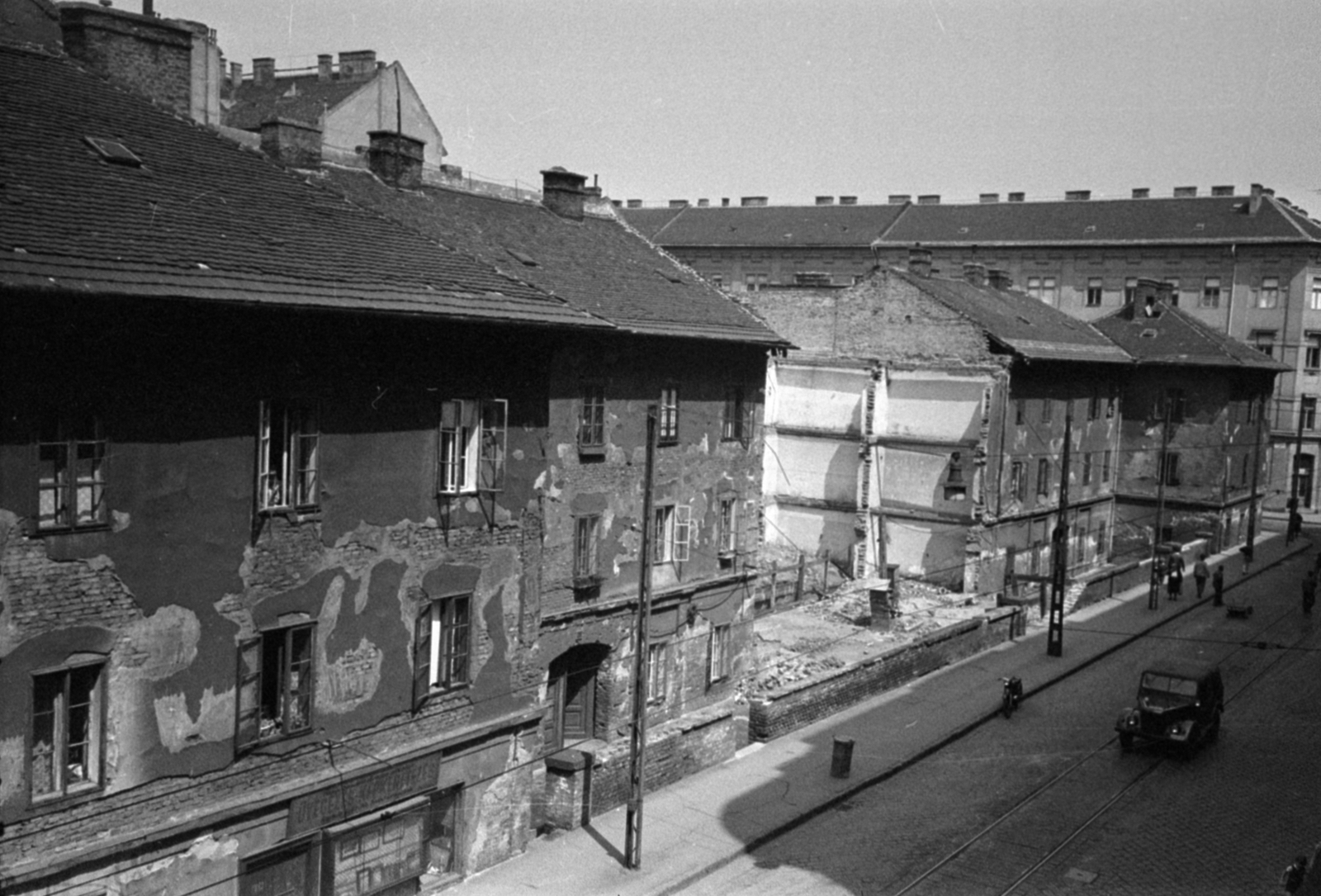 Hungary, Budapest XIII., Visegrádi utca 20-24., a Budapesti Építő Társulat munkáslakóháza (Ybl Miklós, 1869.), 1966, Bojár Sándor, Budapest, rails, Fortepan #180285