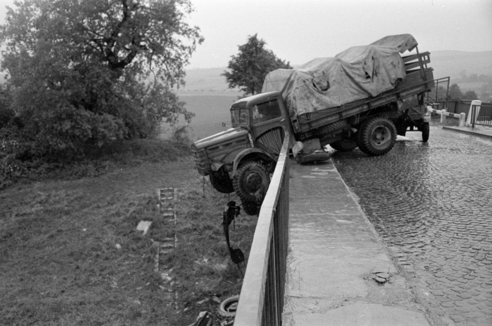 Hungary, Városlőd, a 83-as út a város határában, közlekedési baleset a vasút feletti közúti hídon., 1968, Bojár Sándor, accident, Fortepan #180294