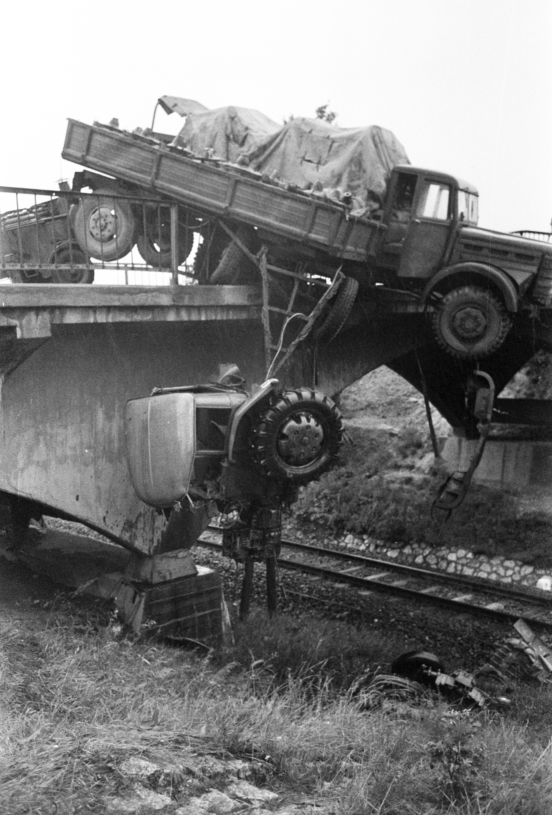Hungary, Városlőd, a 83-as út a város határában, közlekedési baleset a vasút feletti közúti hídon., 1968, Bojár Sándor, Fortepan #180295