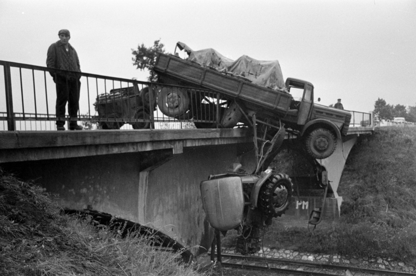 Hungary, Városlőd, a 83-as út a város határában, közlekedési baleset a vasút feletti közúti hídon., 1968, Bojár Sándor, Fortepan #180296