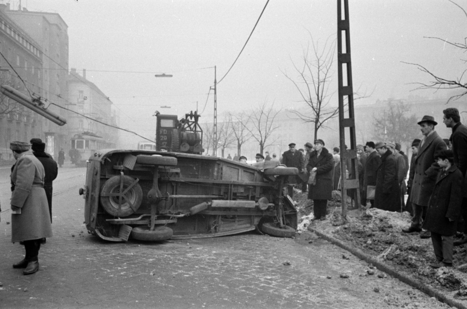 Magyarország, Budapest XII., Krisztina körút a Maros utca közelében. Közlekedési baleset a Vérmezőnél. Távolban az Attila út házsora., 1967, Bojár Sándor, Budapest, Fortepan #180304