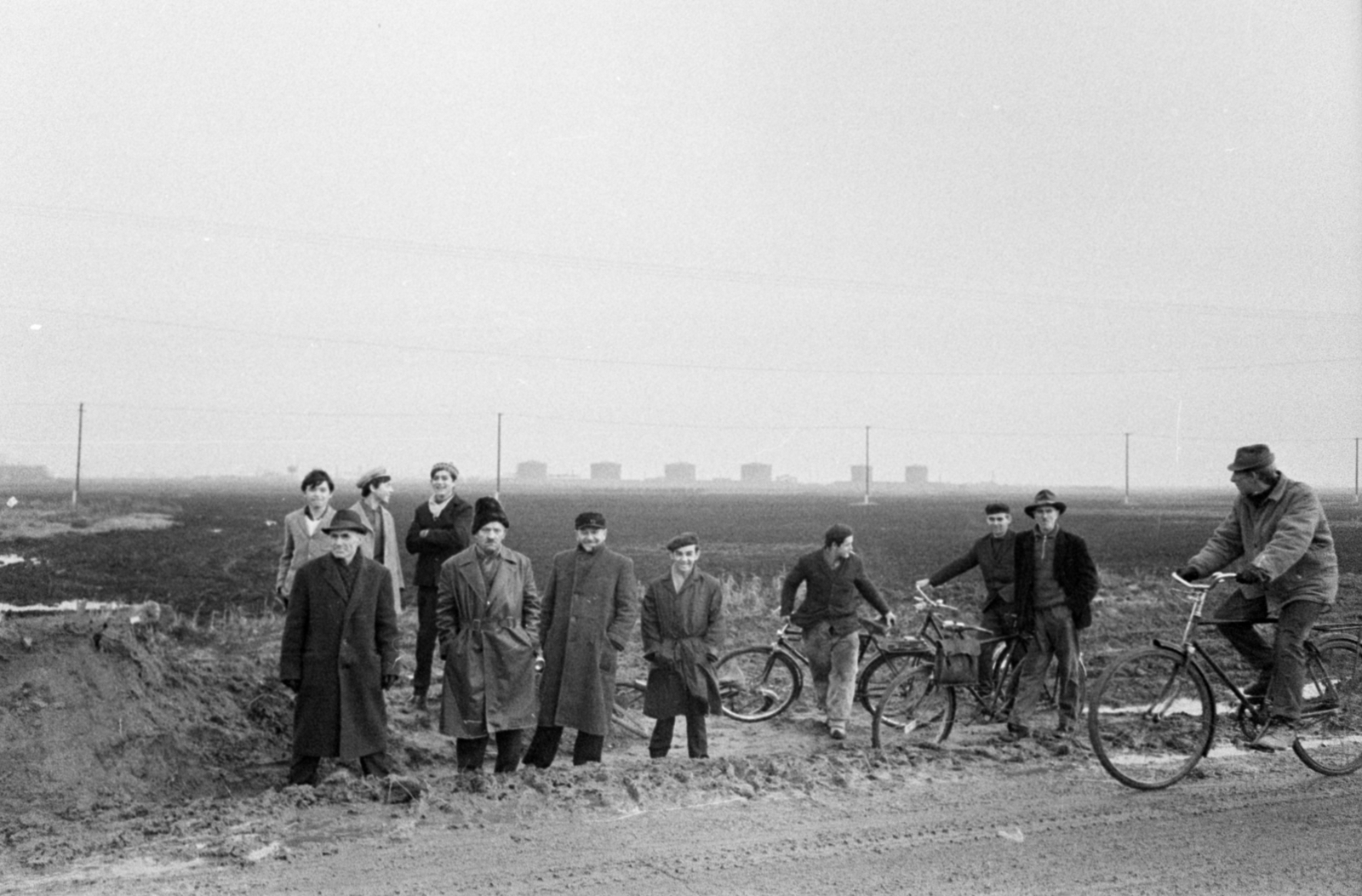 Hungary, Algyő, nézelődők a Nagyalföldi Kőolaj- és Földgáztermelő Vállalat szegedi üzemének 168-as számú, égő olajkútjánál., 1968, Bojár Sándor, bicycle, Fortepan #180307
