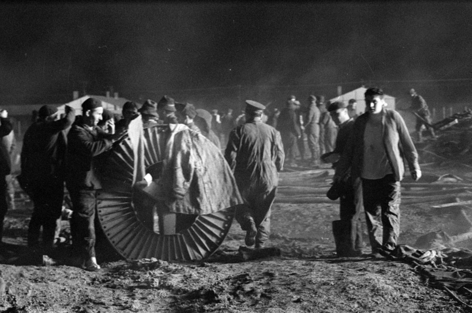 Hungary, Algyő, oltási munkán dolgozók a Nagyalföldi Kőolaj- és Földgáztermelő Vállalat szegedi üzemének 168-as számú, égő olajkútjánál., 1968, Bojár Sándor, Fortepan #180309