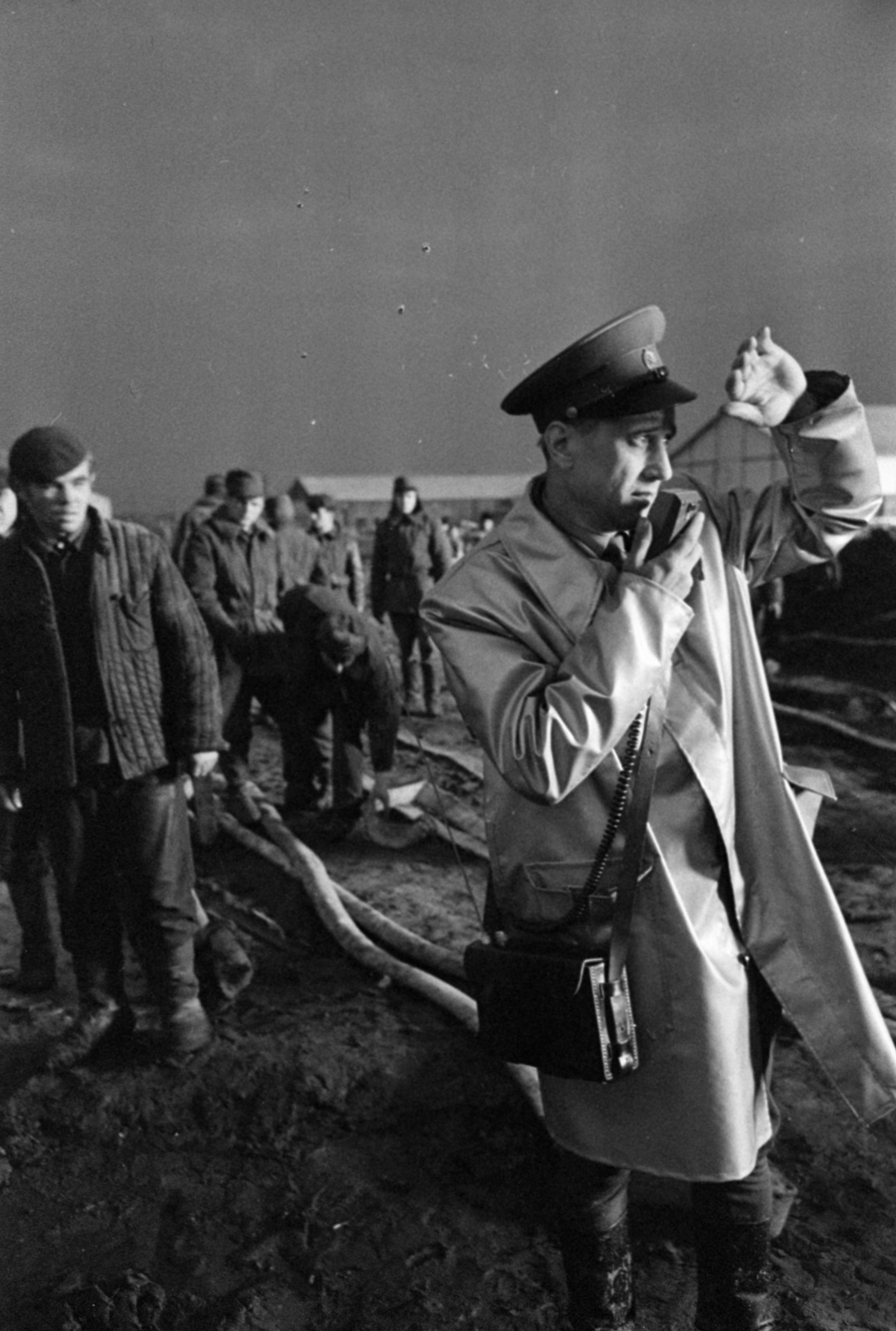 Hungary, Algyő, oltási munkán dolgozók a Nagyalföldi Kőolaj- és Földgáztermelő Vállalat szegedi üzemének 168-as számú, égő olajkútjánál., 1968, Bojár Sándor, Fortepan #180310