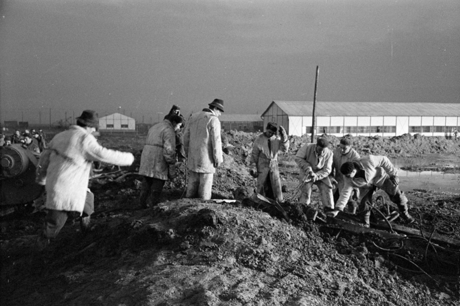 Hungary, Algyő, oltási munkán dolgozók a Nagyalföldi Kőolaj- és Földgáztermelő Vállalat szegedi üzemének 168-as számú, égő olajkútjánál., 1968, Bojár Sándor, Fortepan #180314