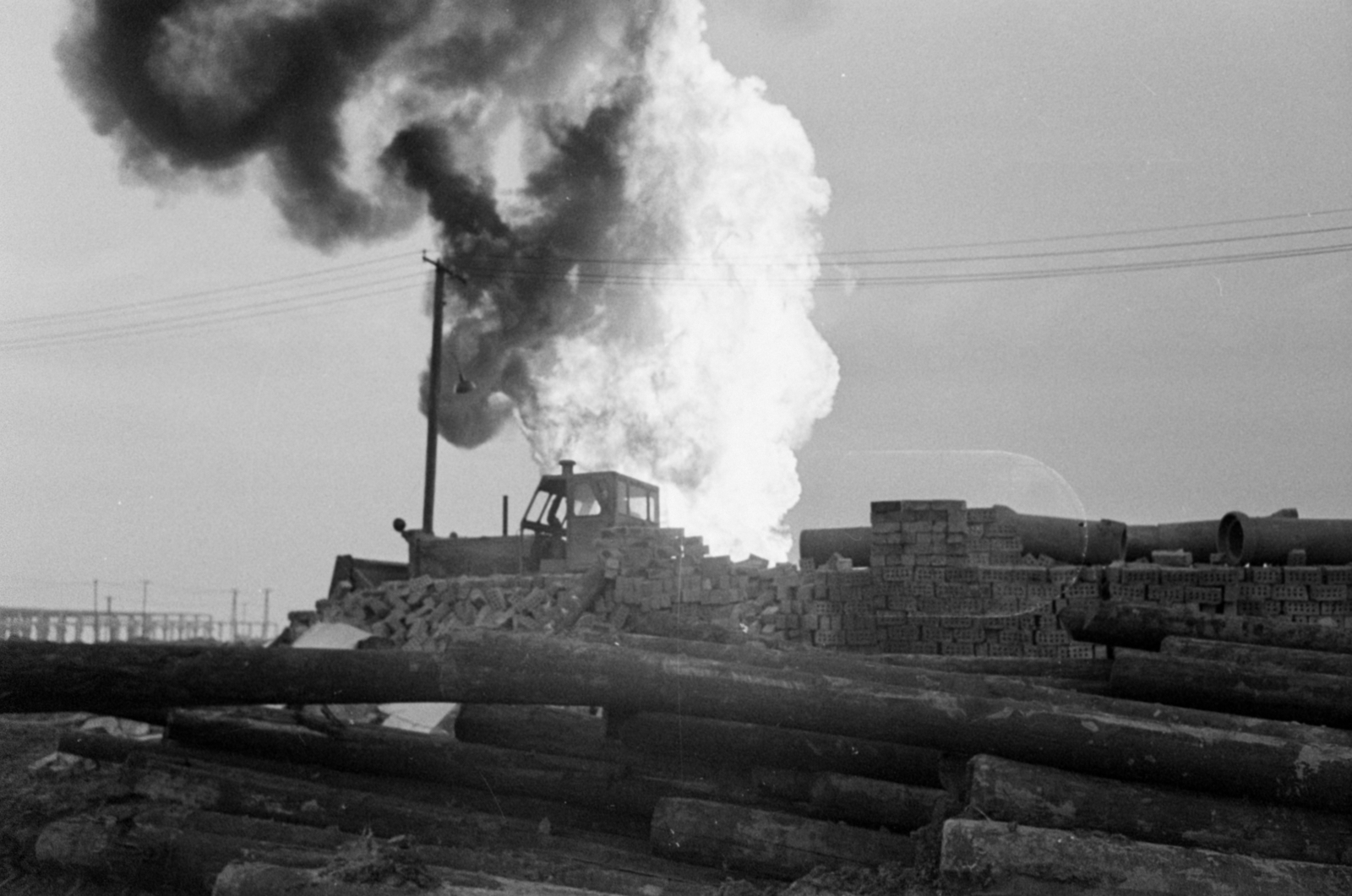 Hungary, Algyő, oltási munkán dolgozó munkagép a Nagyalföldi Kőolaj- és Földgáztermelő Vállalat szegedi üzemének 168-as számú, égő olajkútjánál., 1968, Bojár Sándor, fire, pipe, Fortepan #180318