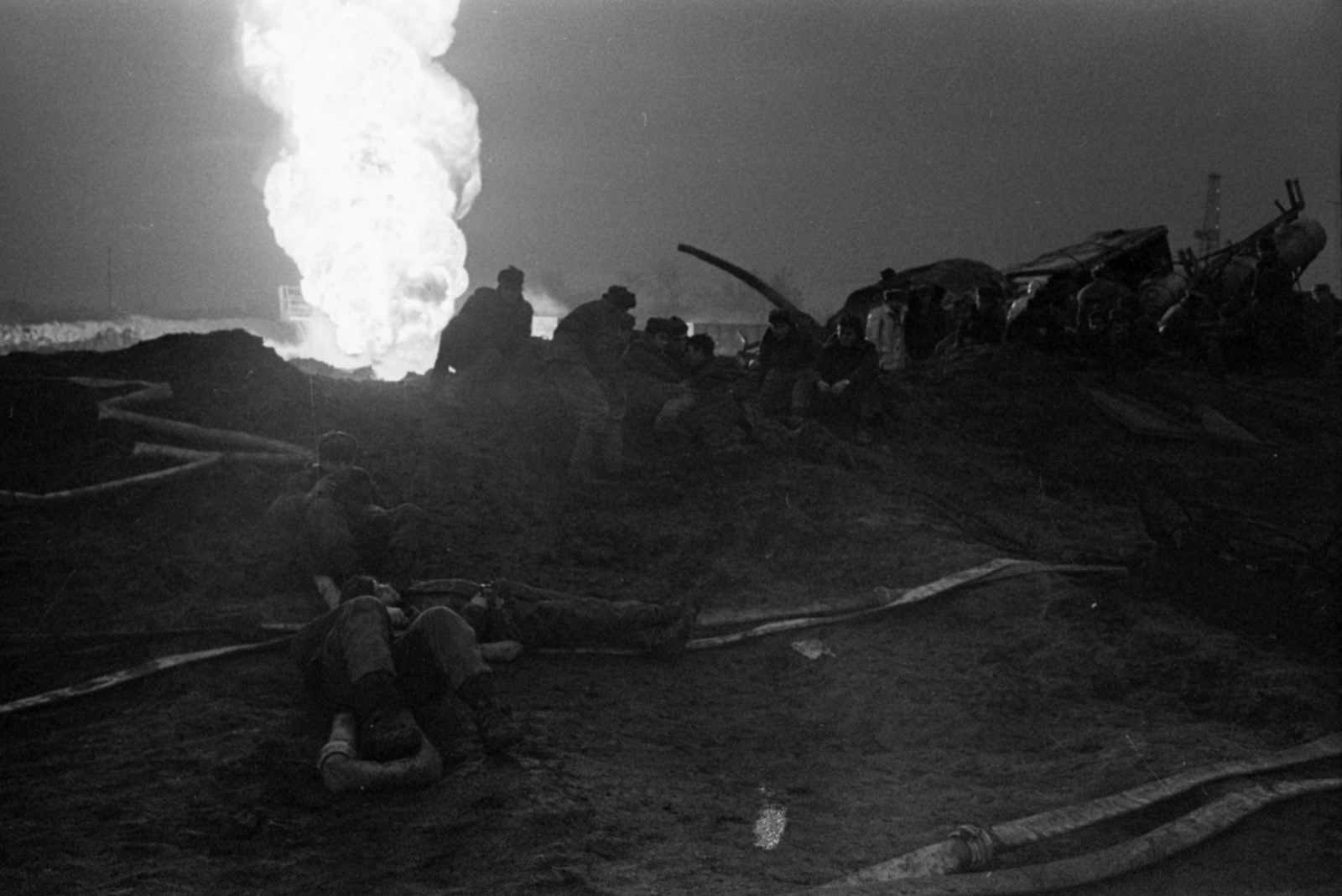 Hungary, Algyő, oltási munkán dolgozók pihenője a Nagyalföldi Kőolaj- és Földgáztermelő Vállalat szegedi üzemének 168-as számú, égő olajkútjánál., 1968, Bojár Sándor, Fortepan #180328