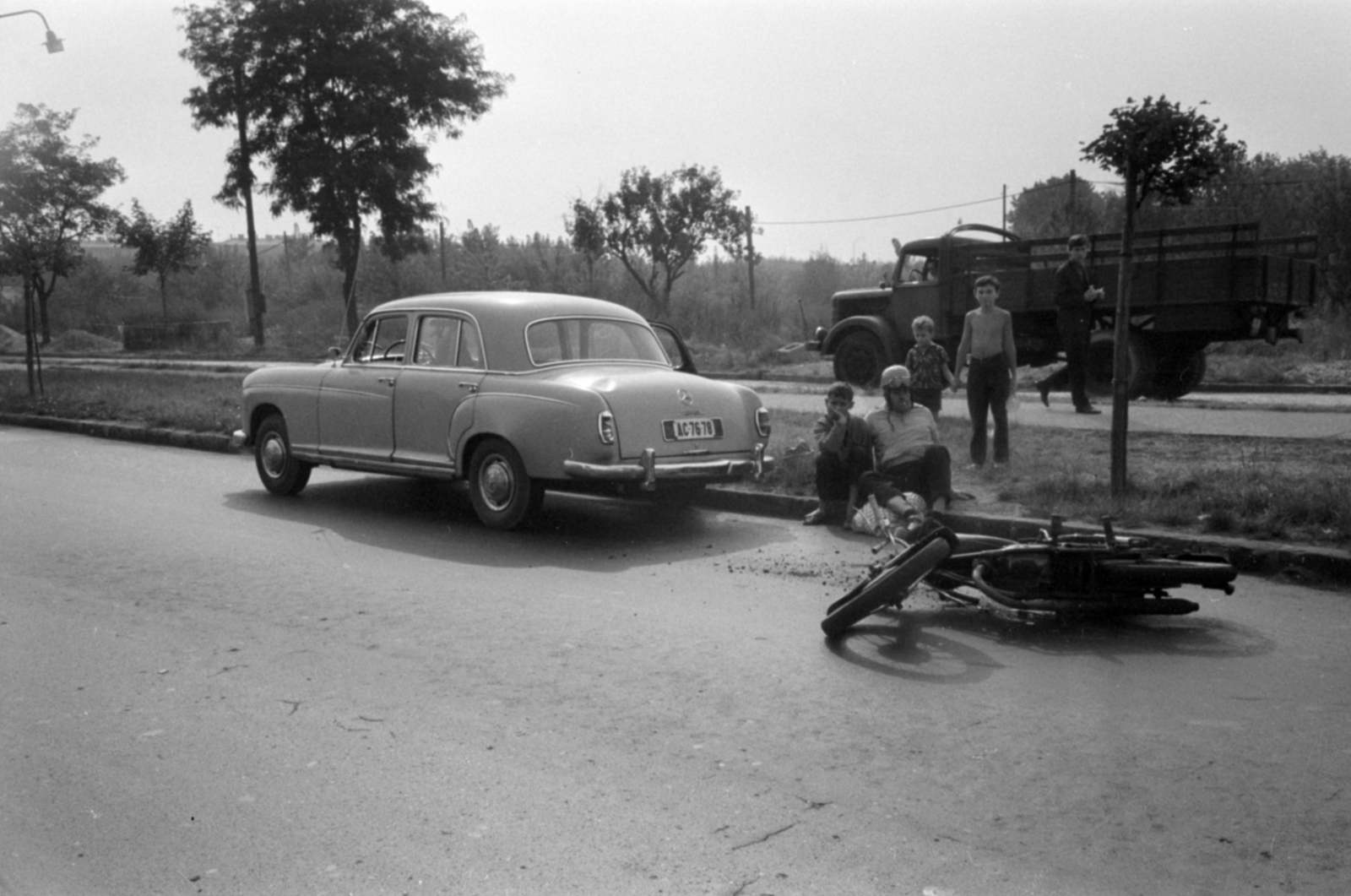Magyarország, Budapest X.,Budapest XIV., Kerepesi út, közlekedési baleset az Örs vezér tere közelében., 1966, Bojár Sándor, motorkerékpár, Budapest, baleset, bukósisak, teherautó, Fortepan #180333