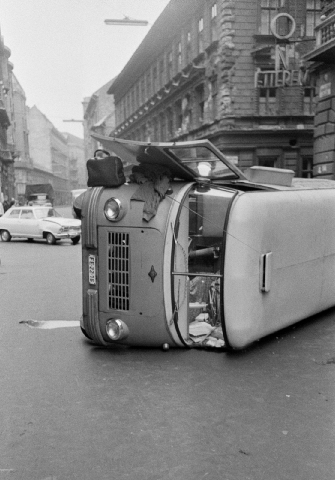 Magyarország, Budapest VII., közlekedési baleset az Akácfa utca és a Dohány utca kereszteződésénél. Háttérben a Dohány utca házsora a Klauzál utca felé nézve., 1966, Bojár Sándor, Budapest, Fortepan #180336