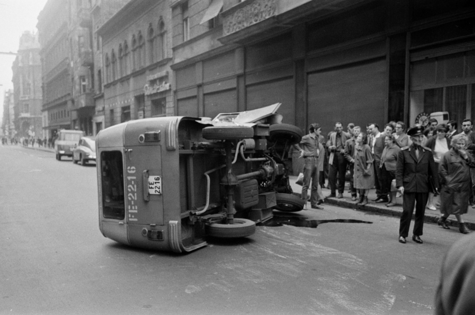 Magyarország, Budapest VII., közlekedési baleset az Akácfa utca és a Dohány utca kereszteződésénél. Háttérben a Dohány utca házsora az Erzsébet (Lenin) körút felé nézve., 1966, Bojár Sándor, Budapest, rendszám, baleset, Fortepan #180337