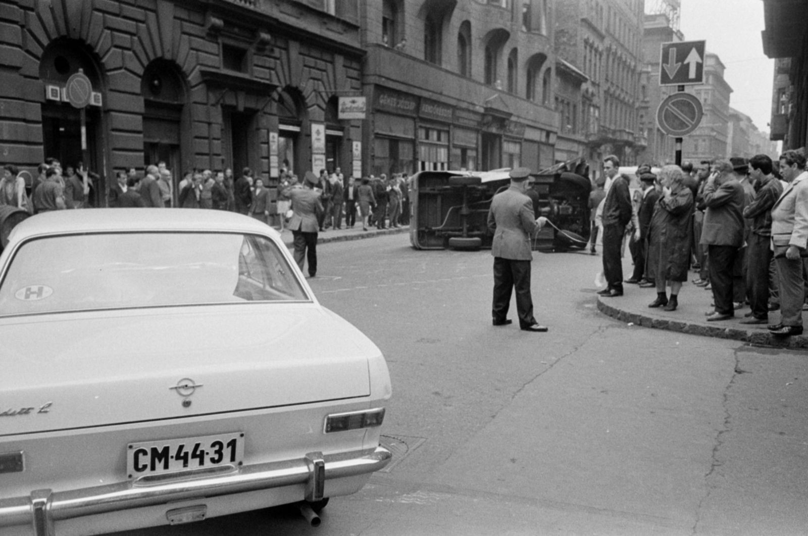 Magyarország, Budapest VII., közlekedési baleset az Akácfa utca és a Dohány utca kereszteződésénél. Háttérben a Dohány utca házsora a Kertész utca felé nézve., 1966, Bojár Sándor, Budapest, Fortepan #180338