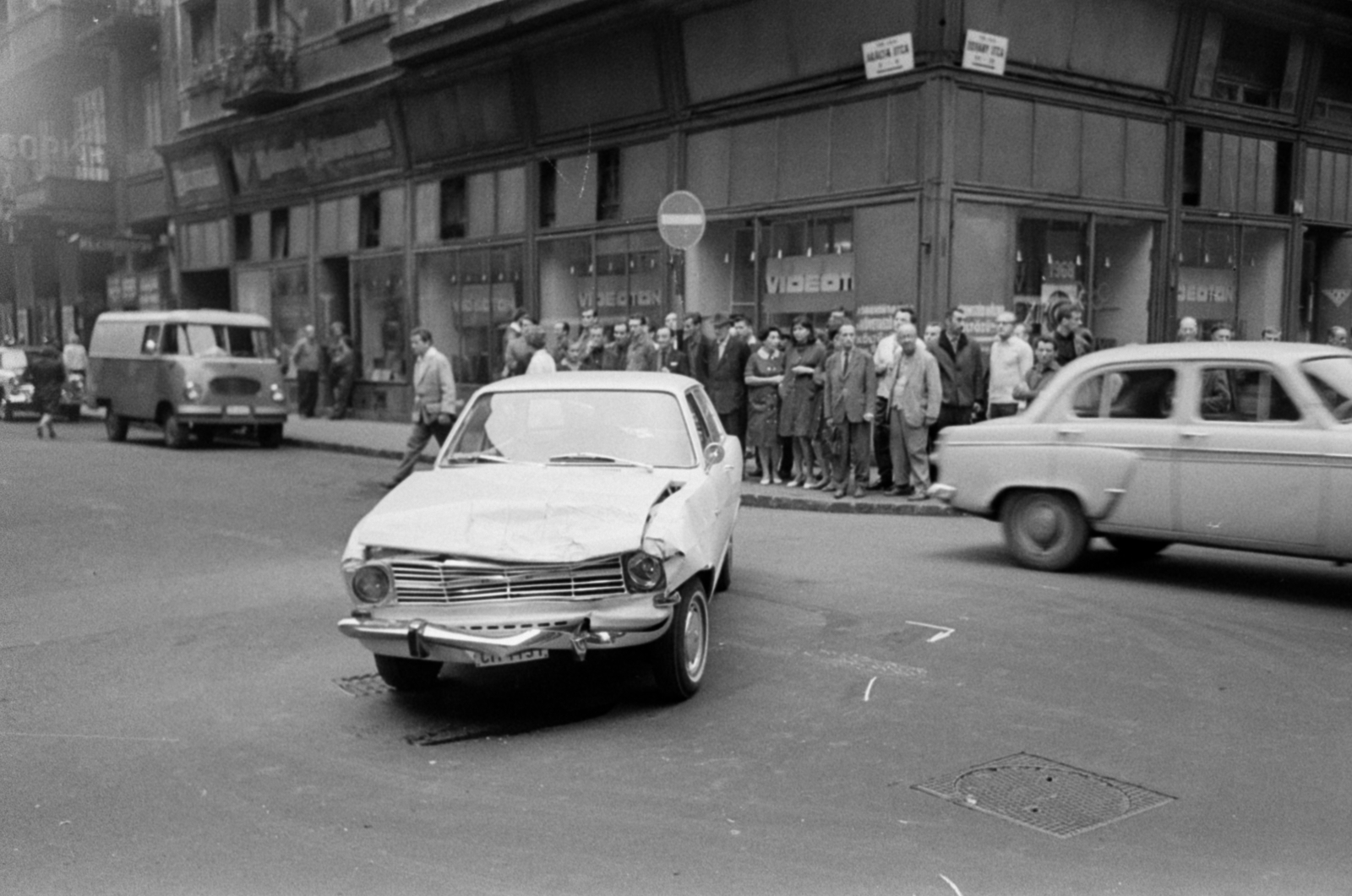Magyarország, Budapest VII., közlekedési baleset az Akácfa utca és a Dohány utca kereszteződésénél. Balra a Gorkij mozi., 1966, Bojár Sándor, Budapest, Fortepan #180339