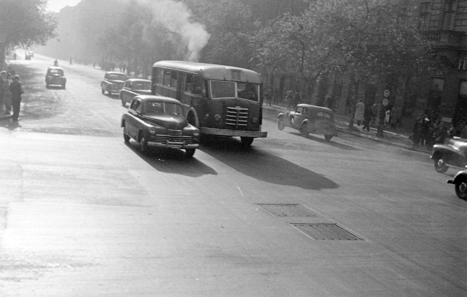 Hungary, Budapest VI., Andrássy (Sztálin) út a Nagymező utcától az Operaház felé nézve., 1954, Magyar Rendőr, traffic, bus, Soviet brand, GAZ-brand, Hungarian brand, MÁVAG-brand, automobile, M20 Pobieda, Budapest, Fortepan #18034