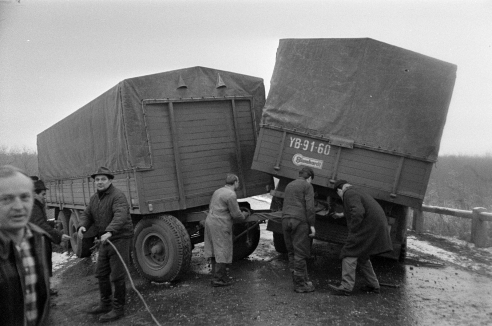 Hungary, Gödöllő, közlekedési baleset a 3-as főúton a 25-ös kilométerkőnél., 1968, Bojár Sándor, accident, trailer, Blumhardt-brand, Fortepan #180340