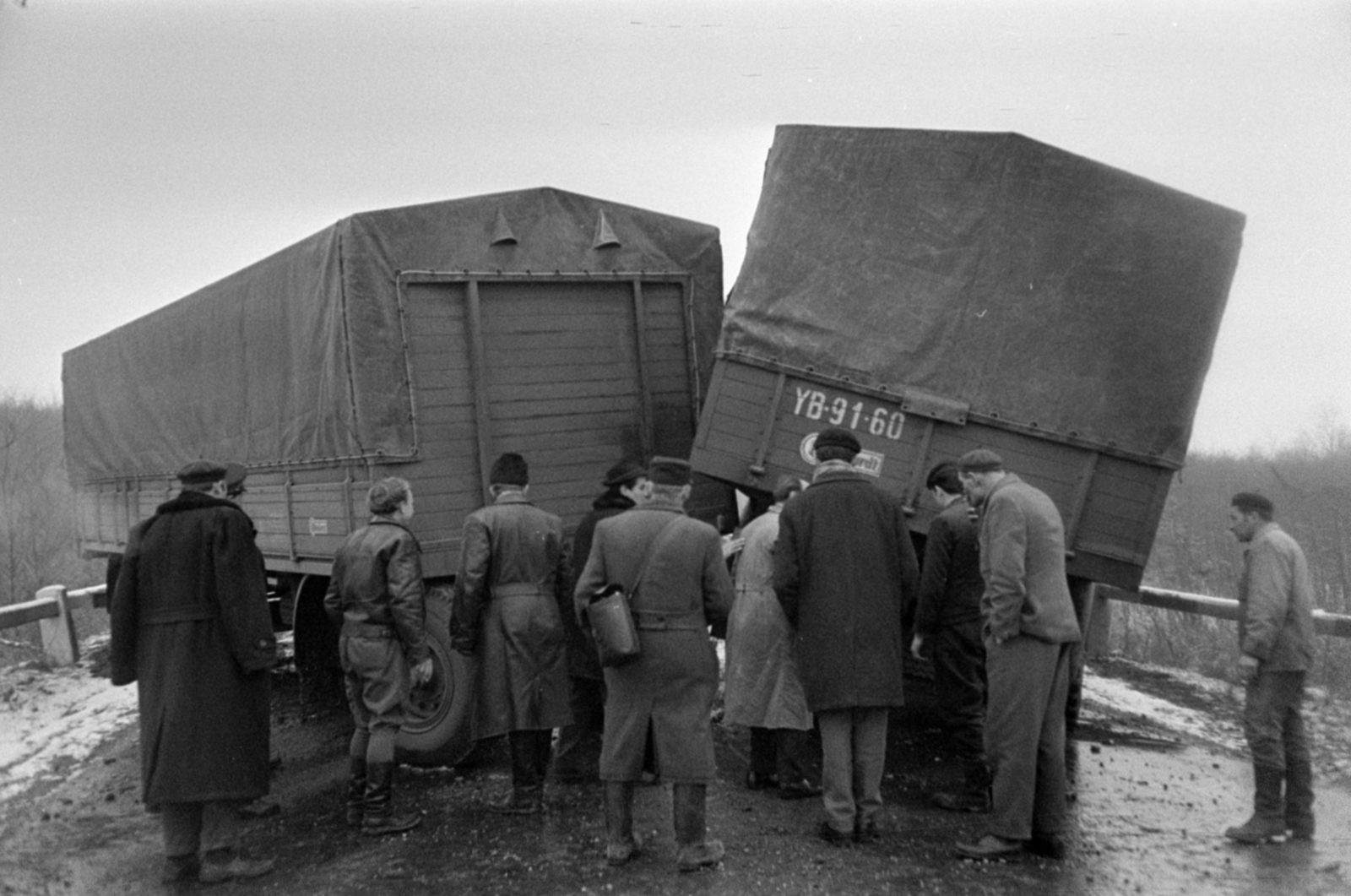 Magyarország, Gödöllő, közlekedési baleset a 3-as főúton a 25-ös kilométerkőnél., 1968, Bojár Sándor, Fortepan #180341