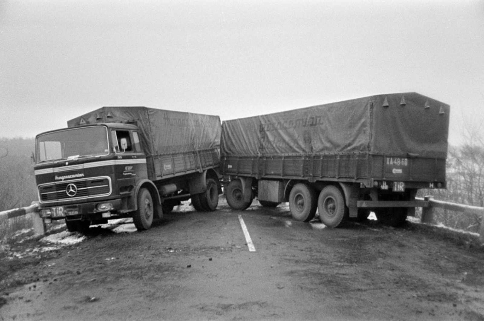 Hungary, Gödöllő, közlekedési baleset a 3-as főúton a 25-ös kilométerkőnél., 1968, Bojár Sándor, camion, Mercedes-brand, Fortepan #180342