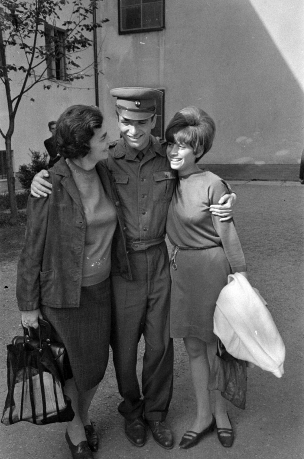 Magyarország, 1969, Bojár Sándor, átkarol, hárman, katona, Fortepan #180359