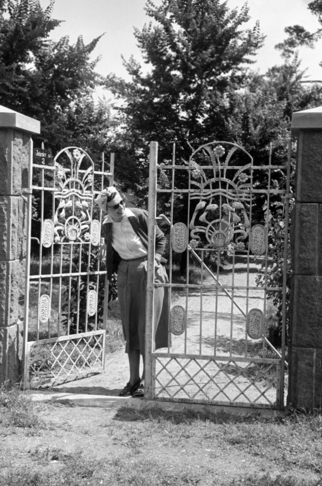 1958, Bojár Sándor, smile, shades, forged steel door, Fortepan #180366