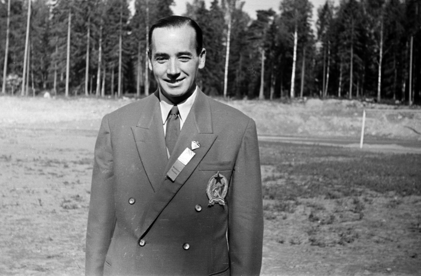 Finland, Espoo, Kovács Pál a kardvívás olimpiai bajnoka az otaniemi táborban, gomblyukában a magyar és a finn olimpiai jelvények. A felvétel a Helsinki-ben megrendezett XV. nyári olimpiai játékok idején készült., 1952, Bojár Sándor, man, celebrity, olympic champion, Fortepan #180372