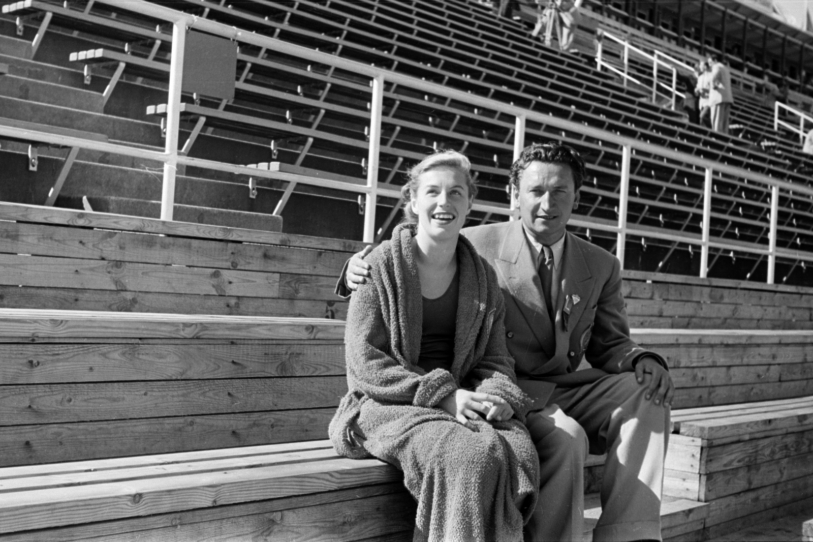Finland, Helsinki, XV. nyári olimpiai játékok. Szőke Kató kétszeres olimpiai bajnok úszónő és Hunyadfy István úszóedző., 1952, Bojár Sándor, swimming, woman, celebrity, olympic champion, Fortepan #180373