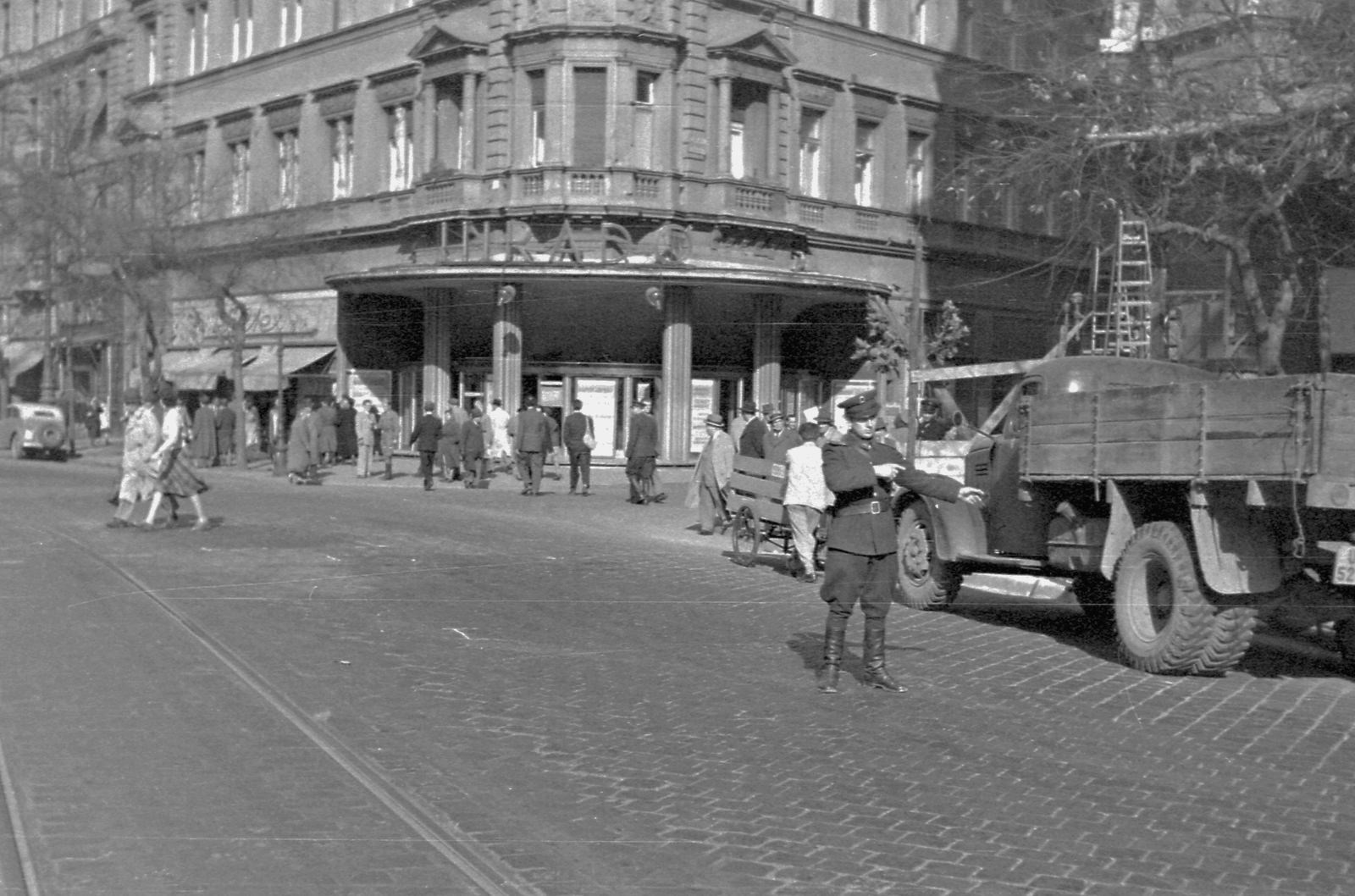 Magyarország, Budapest VII., Erzsébet (Lenin) körút - Dohány utca sarok., 1954, Magyar Rendőr, teherautó, rendőr, mozi, Budapest, Zisz-150, Zisz-márka, Fortepan #18038