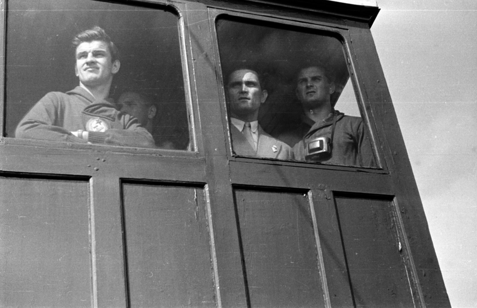 Finland, Helsinki, Kocsis Sándor olimpiai bajnok labdarúgó, Takács Károly kétszeres olimpiai bajnok sportlövő és Csermák József a kalapácsvetés olimpiai bajnoka hajókiránduláson a XV. nyári olimpiai játékok idején., 1952, Bojár Sándor, celebrity, olympic champion, camera, football, hammer throw, looking into the distance, sports shooter, Fortepan #180381