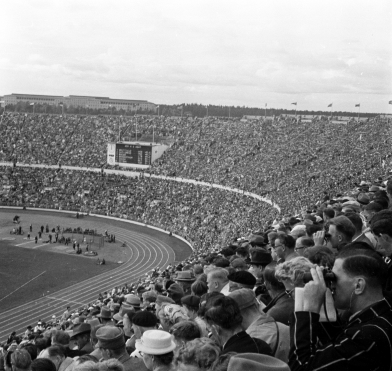 Finland, Helsinki, XV. nyári olimpiai játékok., 1952, Bojár Sándor, auditorium, scoreboard, stadium, binoculars, Fortepan #180386