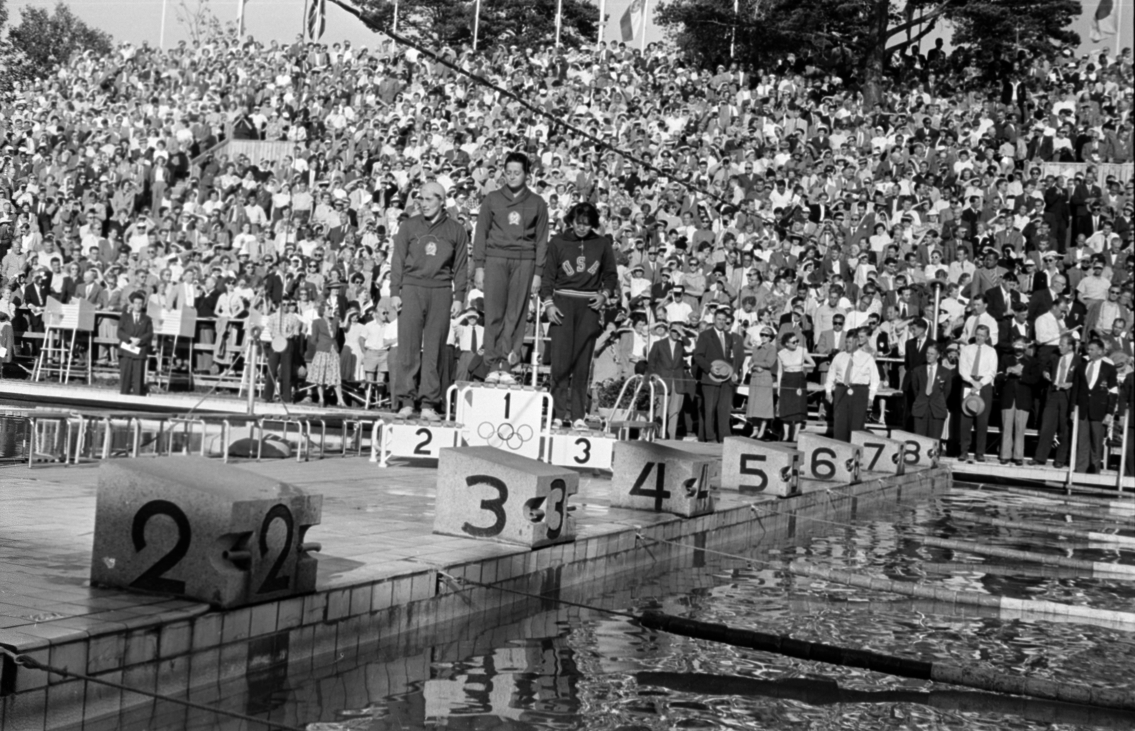 Finland, Helsinki, XV. nyári olimpiai játékok. A 400 m-es női gyorsúszás eredményhirdetése, ezüstérmes Novák Éva, aranyérmes Gyenge Valéria, bronzérmes Evelyn Kawamoto (USA)., 1952, Bojár Sándor, Olympics, olympic champion, woman, swimming, starting block, Fortepan #180393