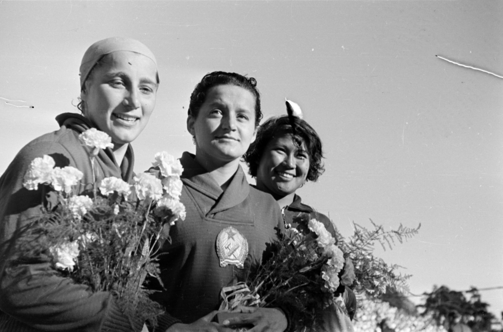 Finland, Helsinki, XV. nyári olimpiai játékok. A felvétel a 400 m-es női gyorsúszás eredményhirdetése után készült. Ezüstérmes Novák Éva, aranyérmes Gyenge Valéria, bronzérmes Evelyn Kawamoto (USA)., 1952, Bojár Sándor, woman, swimming, bouquet, celebrity, olympic champion, Rákosi crest, Fortepan #180396