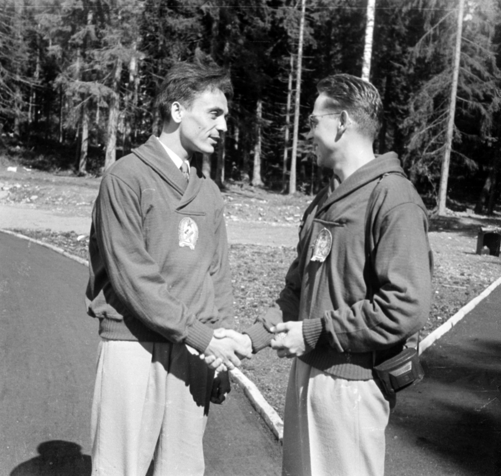 Finland, Helsinki, XV. nyári olimpiai játékok., 1952, Bojár Sándor, photo aspect ratio: square, sportsperson, sweater, men, camera, handshake, Fortepan #180398