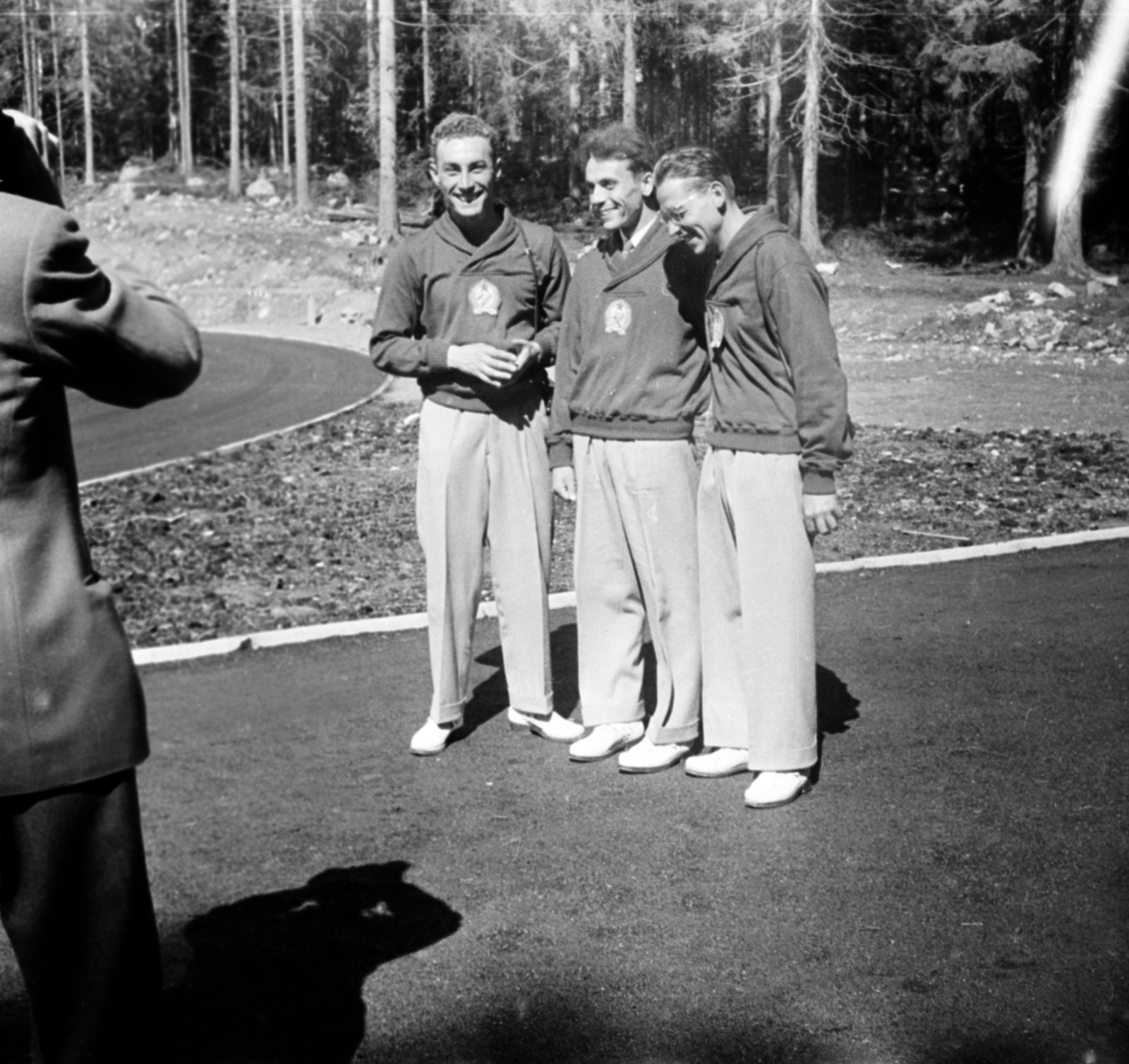 Finland, Helsinki, XV. nyári olimpiai játékok., 1952, Bojár Sándor, photo aspect ratio: square, sportsperson, men, photography, Rákosi crest, uniform, three people, Fortepan #180399