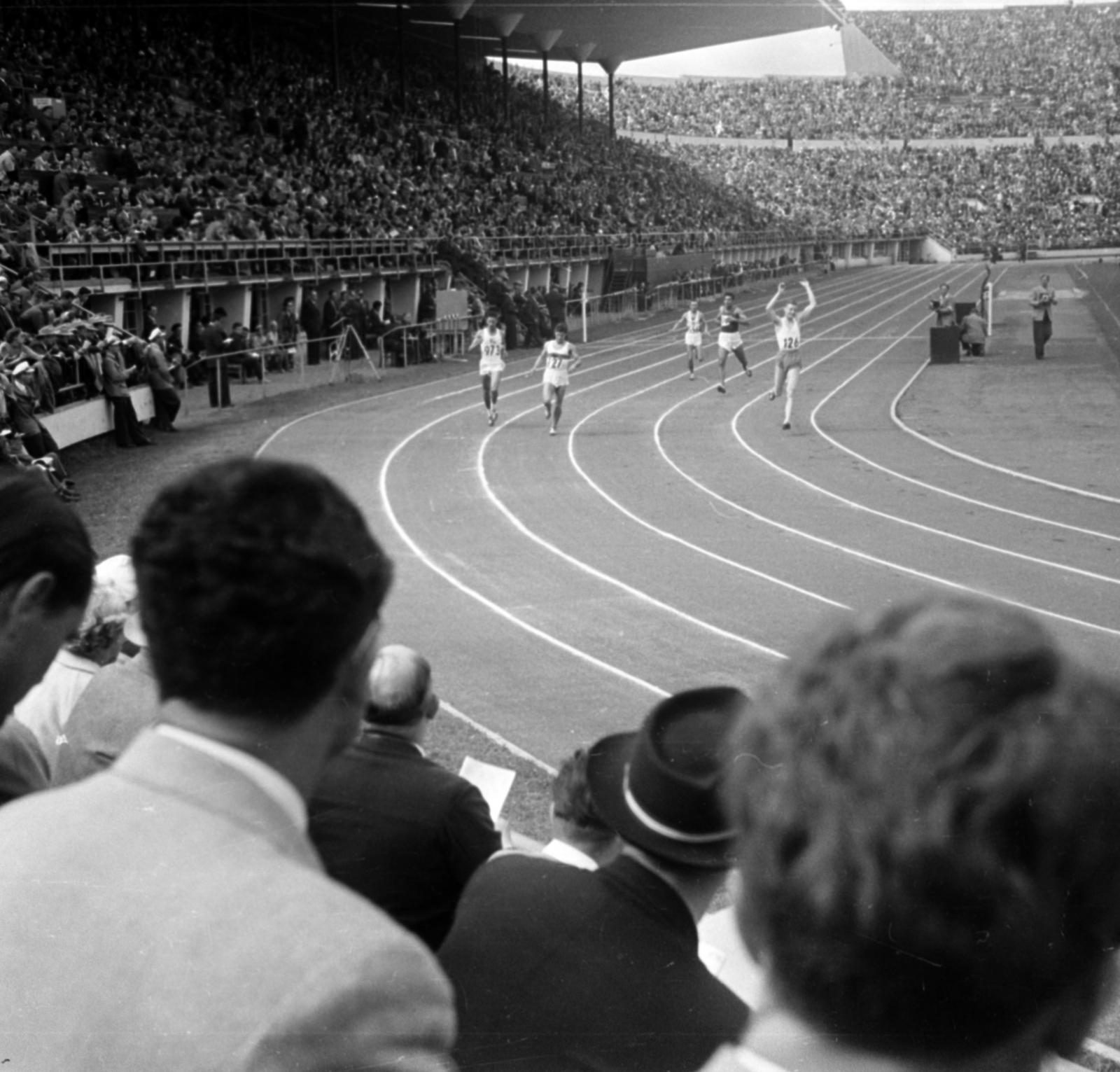 Finland, Helsinki, XV. nyári olimpiai játékok., 1952, Bojár Sándor, photo aspect ratio: square, audience, stadium, running, Fortepan #180401