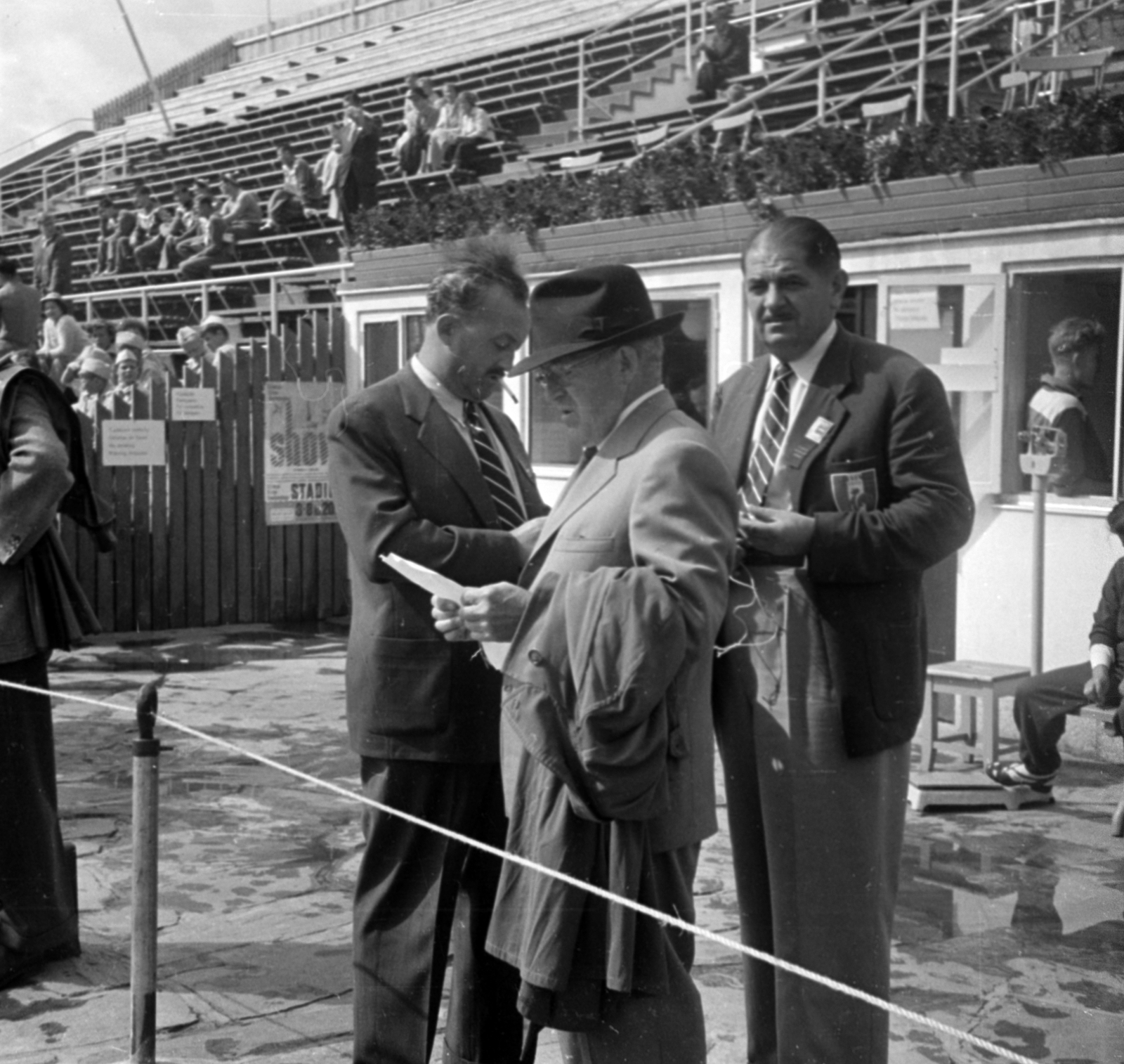 Finnország, Helsinki, XV. nyári olimpiai játékok., 1952, Bojár Sándor, képarány: négyzetes, nézőtér, kalap, olvasás, kabát a karon, úriember, Fortepan #180406