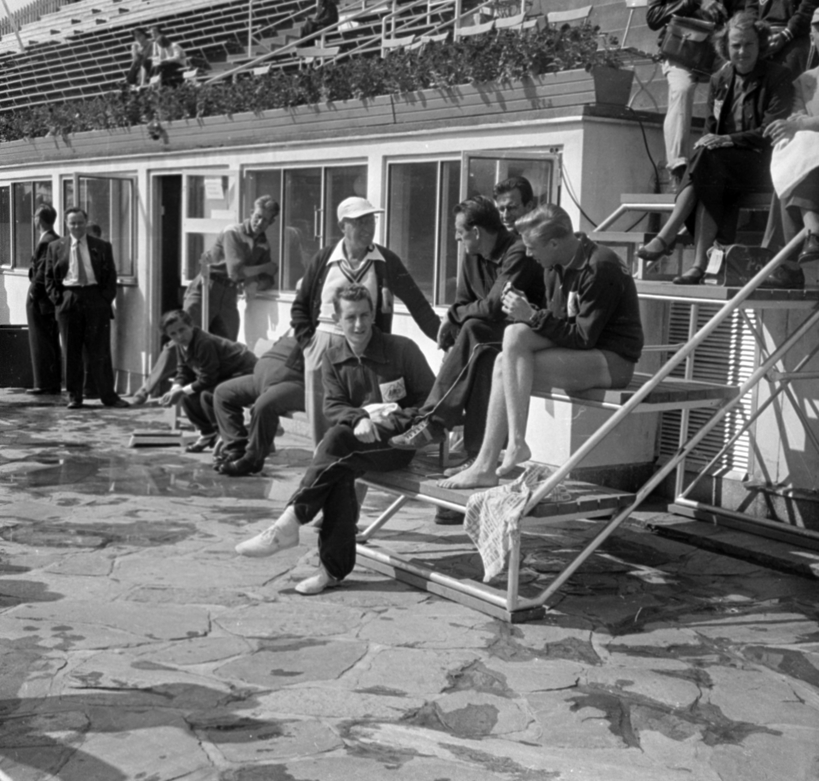 Finnország, Helsinki, XV. nyári olimpiai játékok., 1952, Bojár Sándor, képarány: négyzetes, sportoló, melegítő, ül, lépcső, Fortepan #180407