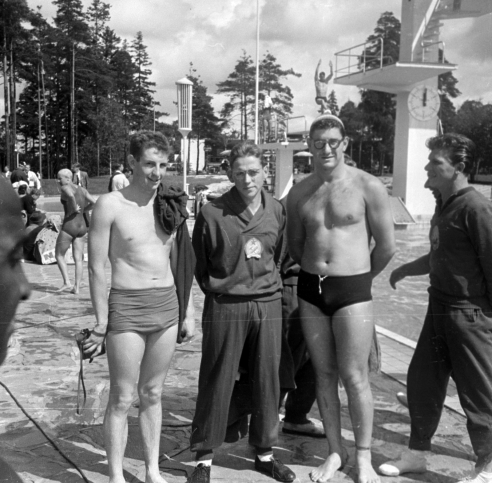 Finland, Helsinki, XV. nyári olimpiai játékok., 1952, Bojár Sándor, photo aspect ratio: square, sportsperson, sweater, men, camera, slip, half-naked, Fortepan #180408