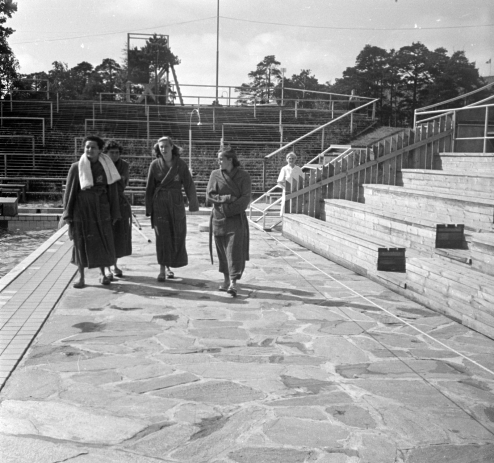 Finland, Helsinki, XV. nyári olimpiai játékok. Előtérben Gyenge Valéria, Szőke Kató, Littomeritzky Mária, háttérben Székely Éva, olimpiai bajnok magyar úszónők., 1952, Bojár Sándor, woman, swimming, celebrity, olympic champion, Fortepan #180410