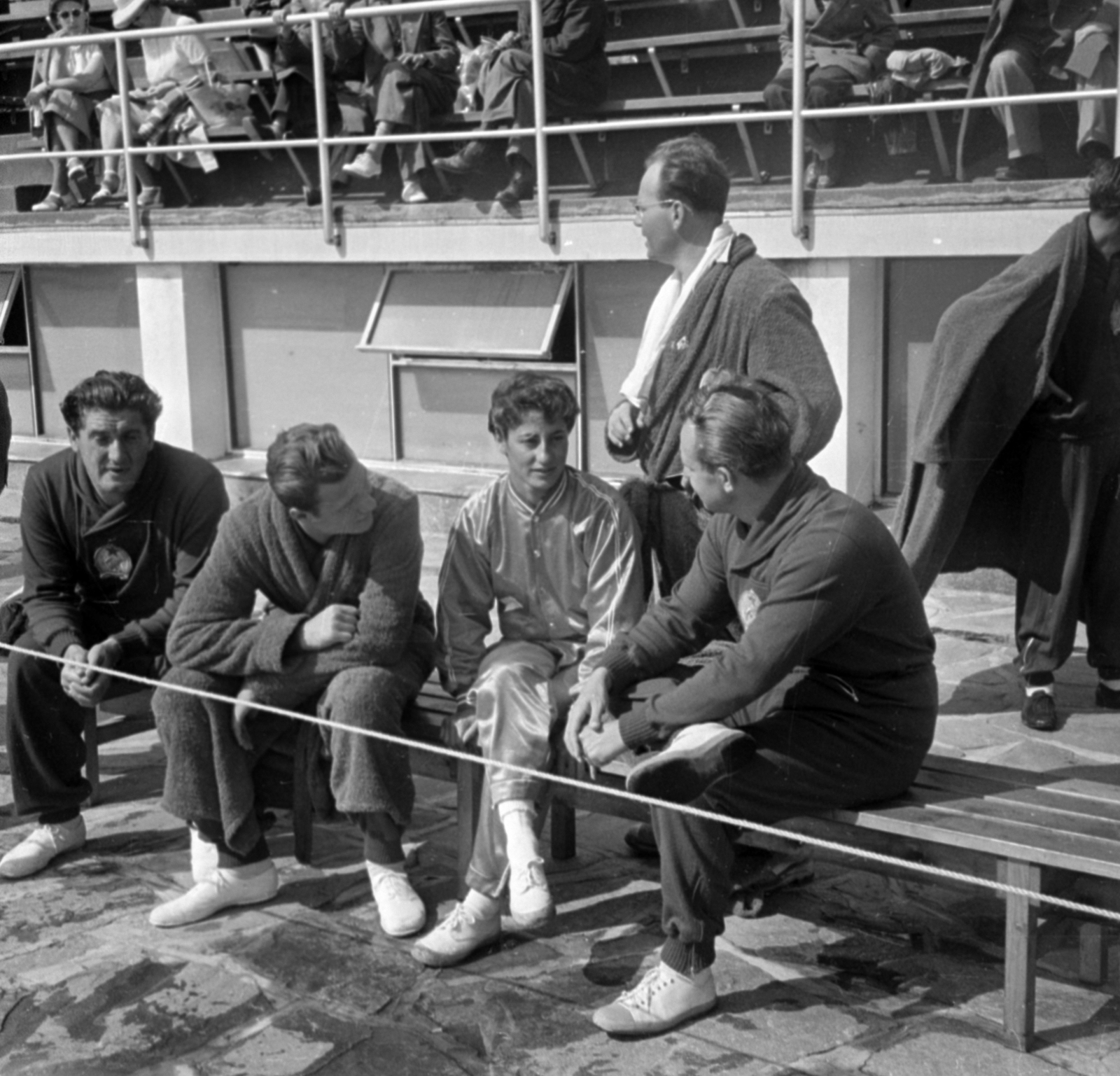 Finland, Helsinki, XV. nyári olimpiai játékok., 1952, Bojár Sándor, talks, sportsperson, bench, Fortepan #180412