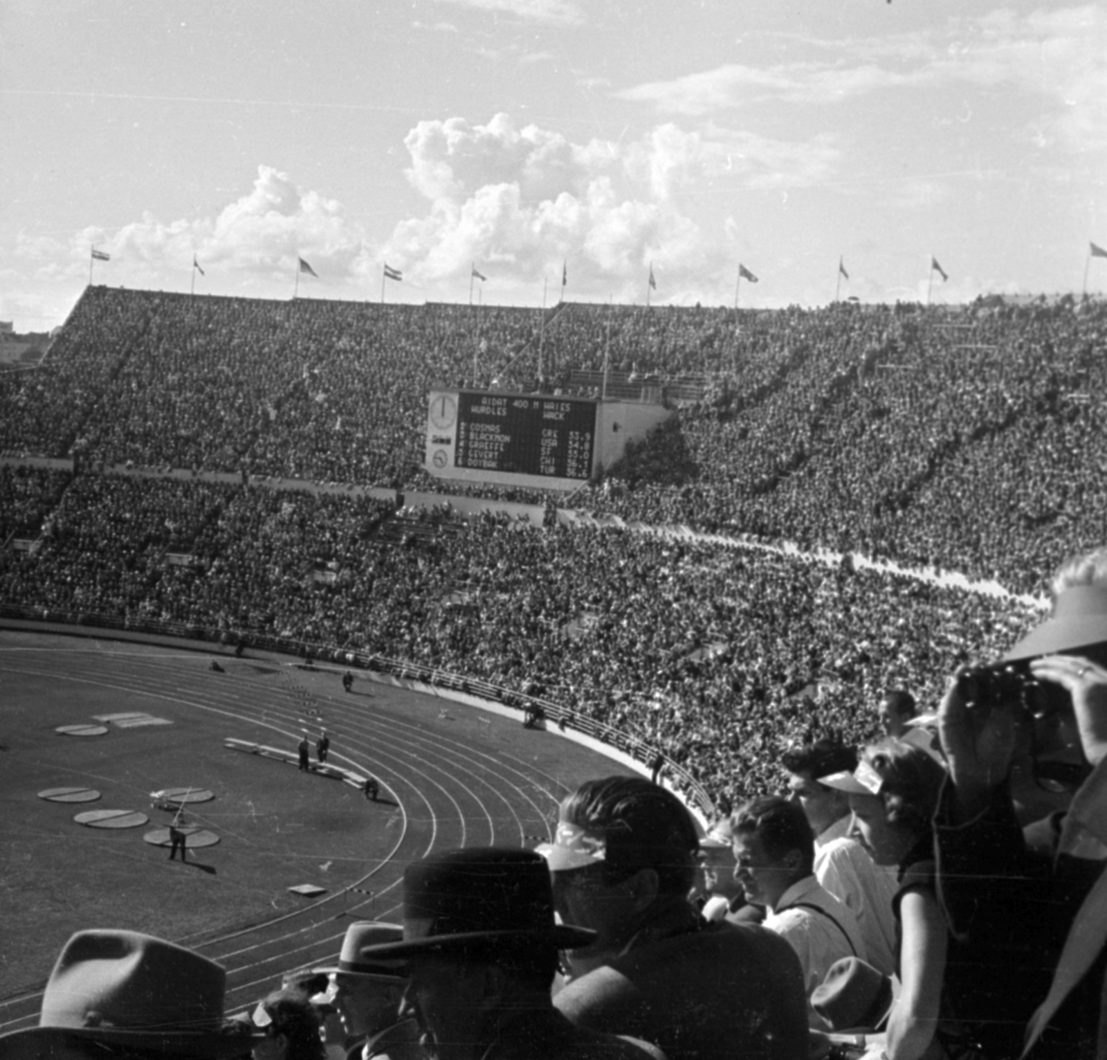 Finnország, Helsinki, XV. nyári olimpiai játékok., 1952, Bojár Sándor, képarány: négyzetes, közönség, eredményjelző, tömeg, stadion, Fortepan #180415