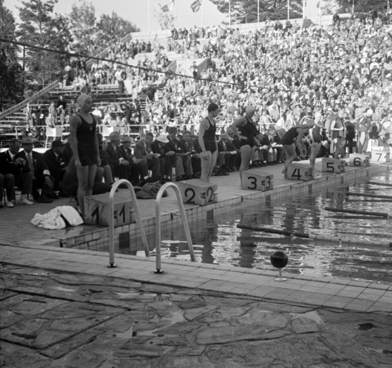 Finland, Helsinki, XV. nyári olimpiai játékok., 1952, Bojár Sándor, photo aspect ratio: square, swimming, sportsperson, audience, starting block, Fortepan #180423