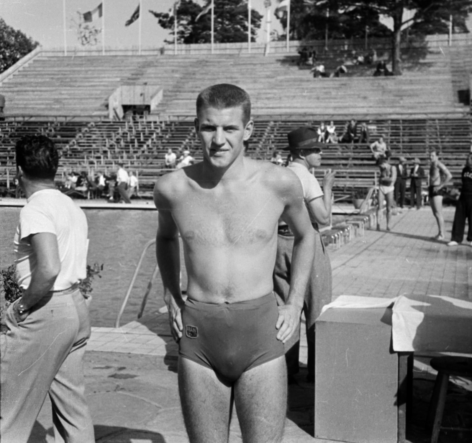 Finland, Helsinki, XV. nyári olimpiai játékok., 1952, Bojár Sándor, photo aspect ratio: square, man, swimming, sportsperson, auditorium, akimbo, Fortepan #180431