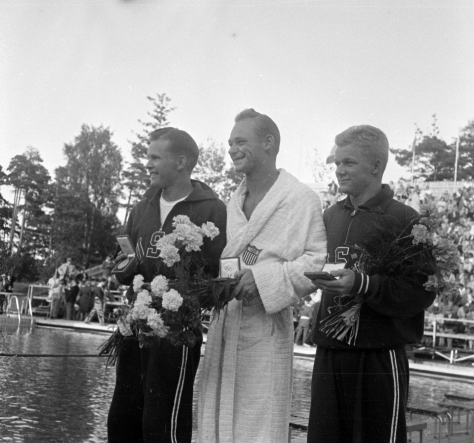 Finland, Helsinki, XV. nyári olimpiai játékok., 1952, Bojár Sándor, photo aspect ratio: square, man, swimming, sportsperson, smile, hold in arms, medal, bouquet, Fortepan #180437