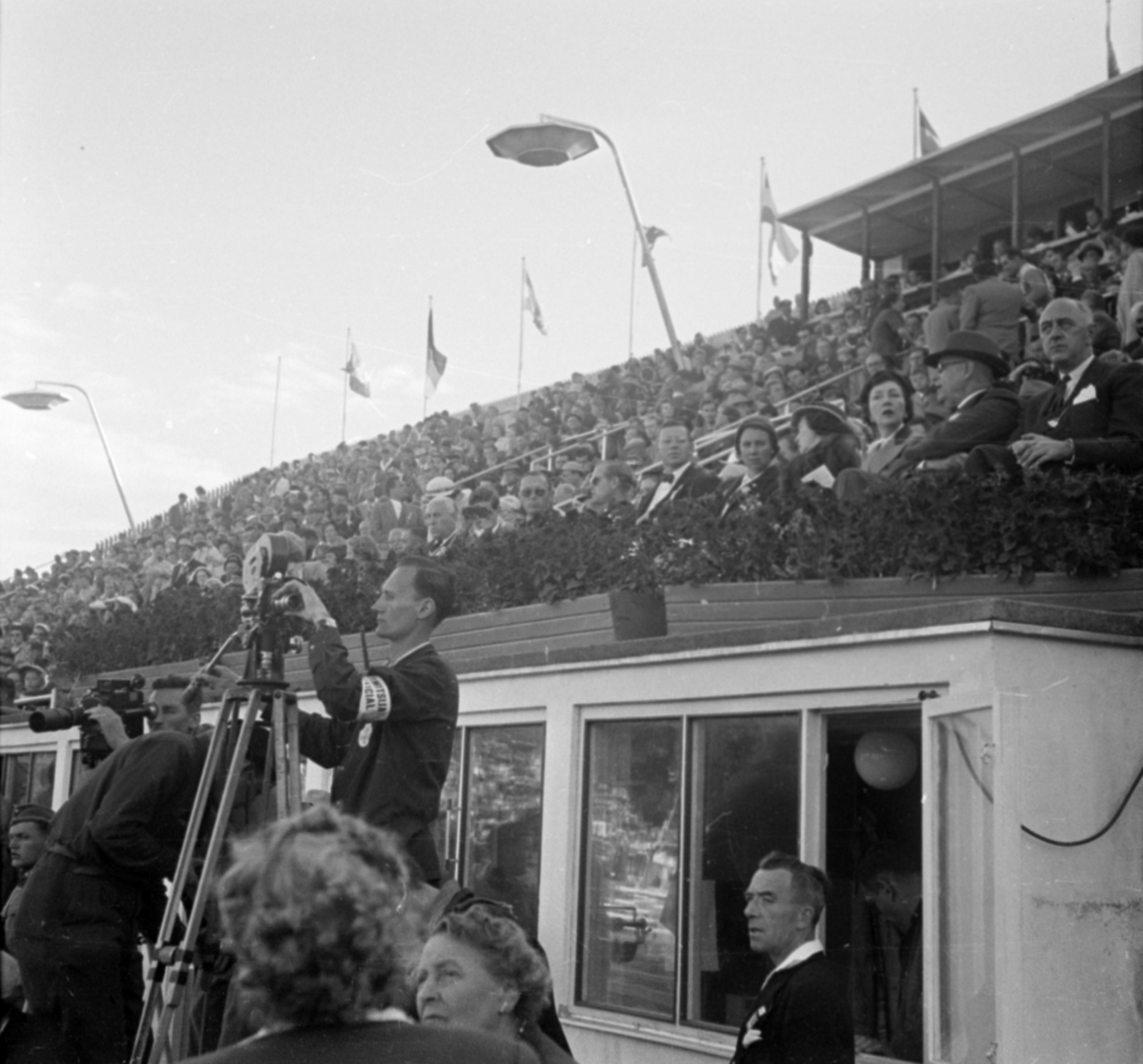 Finland, Helsinki, XV. nyári olimpiai játékok., 1952, Bojár Sándor, photo aspect ratio: square, auditorium, grandstand, movie camera, Fortepan #180438