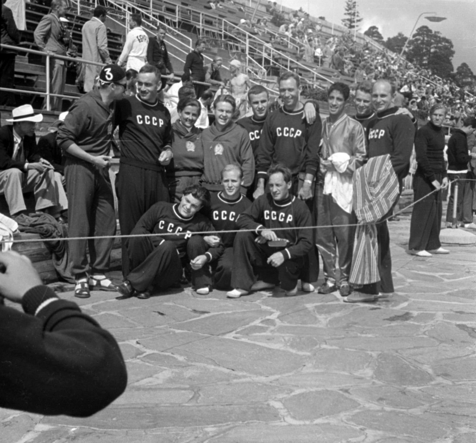 Finland, Helsinki, XV. nyári olimpiai játékok. Szovjet vizilabdázók között az álló sorban bal szélen Antal Róbert a magyar vízilabda csapat második számú kapusa, magyar címeres melegítőben jobbra Kárpáti György olimpiai bajnok vizilabdázó, felirat nélküli melegítőben M. Capilla Uruguay-i úszó., 1952, Bojár Sándor, man, tableau, olympic champion, photo aspect ratio: square, water polo, Fortepan #180448