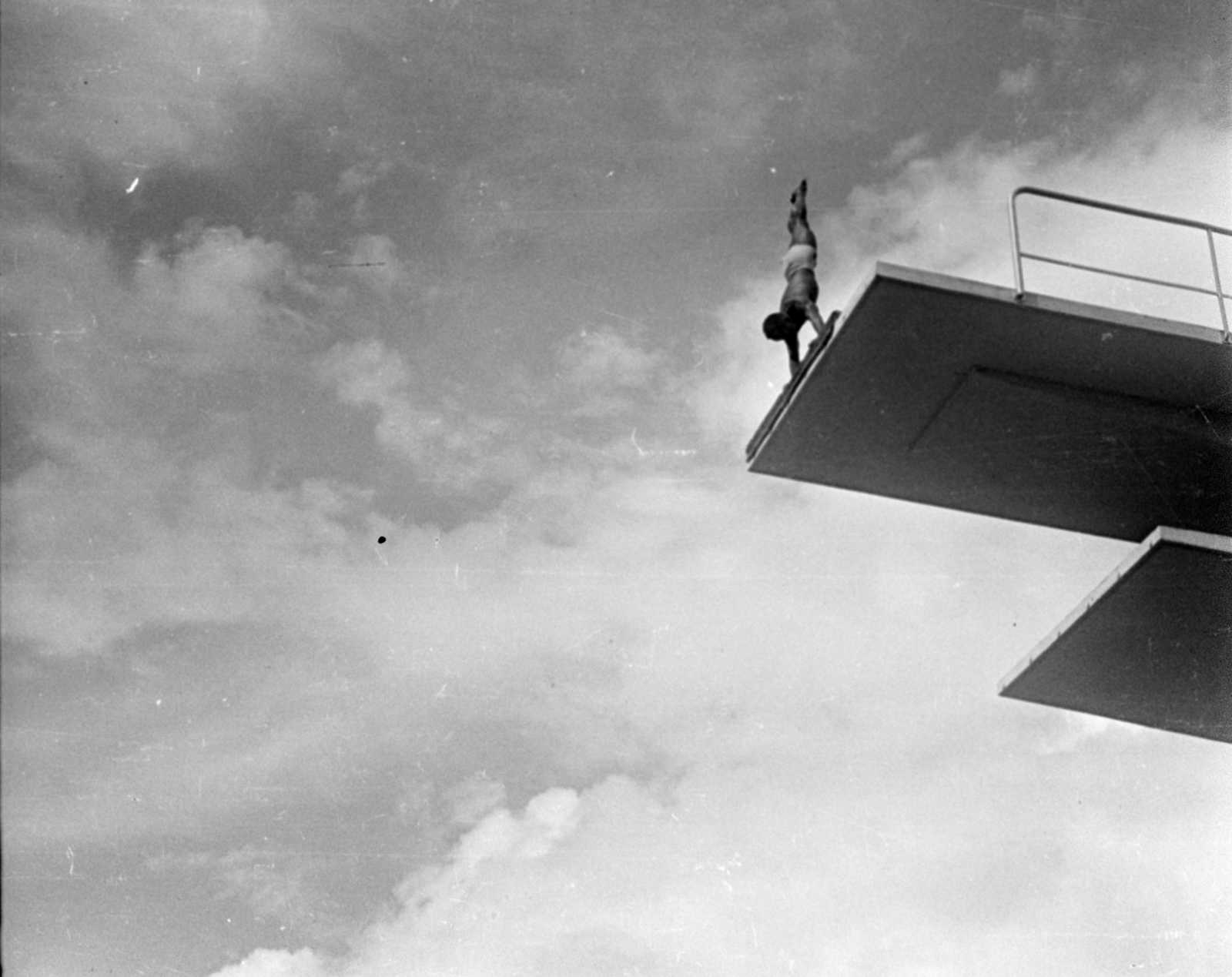 Finland, Helsinki, XV. nyári olimpiai játékok., 1952, Bojár Sándor, Olympics, diving tower, handstand, Fortepan #180452