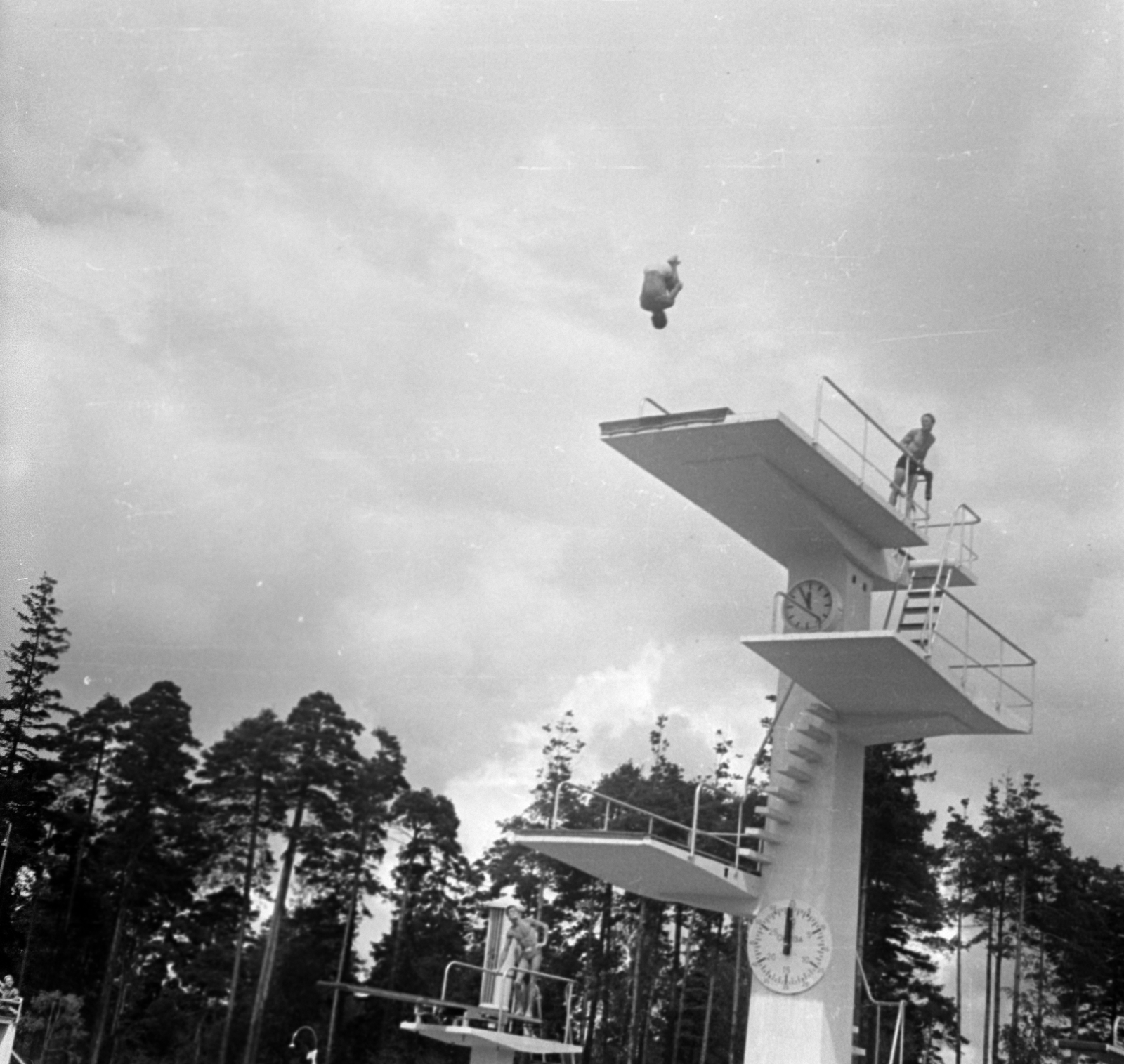 Finland, Helsinki, 1952, Bojár Sándor, photo aspect ratio: square, public clock, jump, diving tower, Fortepan #180453