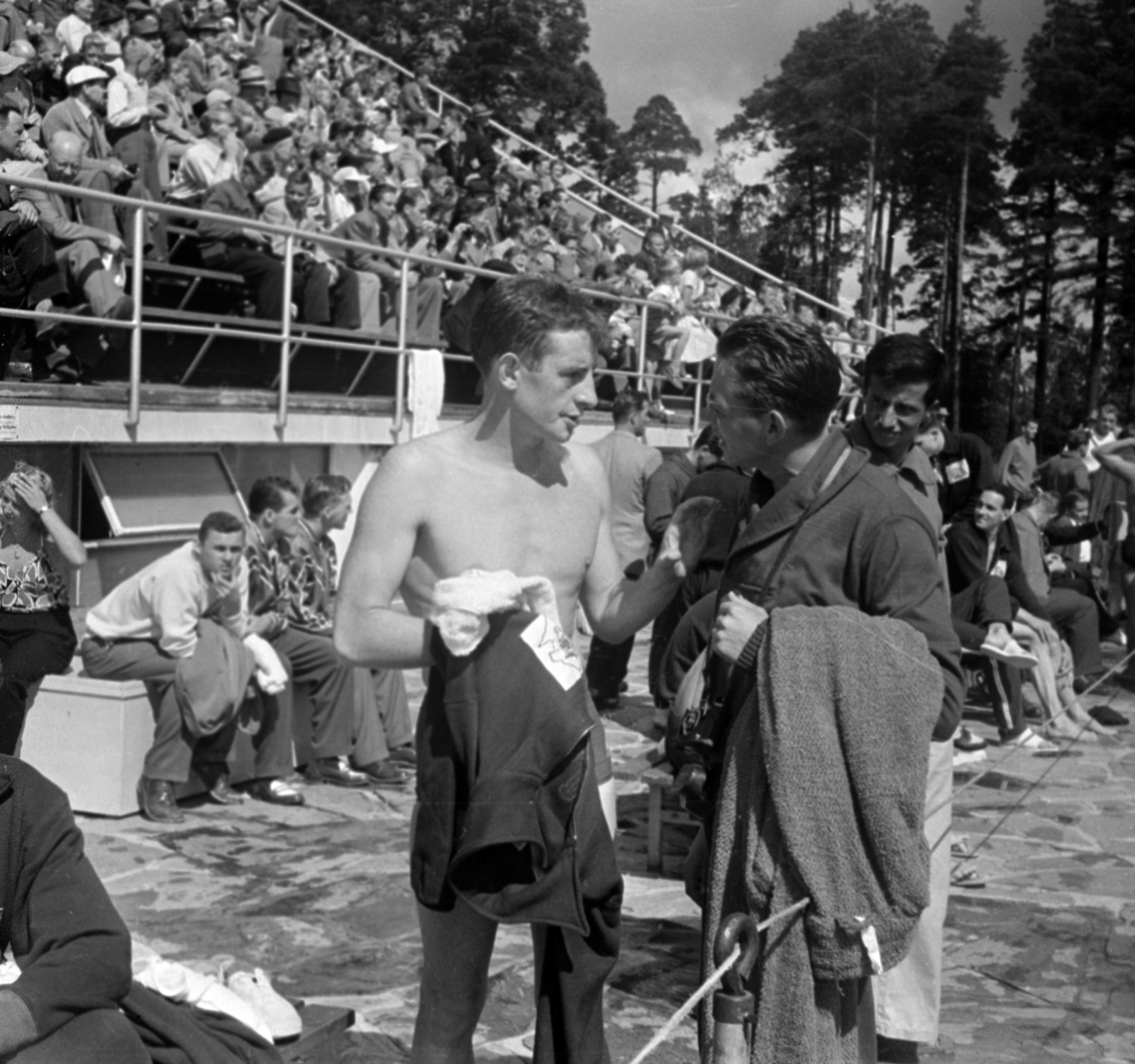 Finland, Helsinki, XV. nyári olimpiai játékok. John Birnie Marshall ausztrál úszó és Csordás György úszó., 1952, Bojár Sándor, man, auditorium, sportsperson, photo aspect ratio: square, swimming, talks, Fortepan #180458