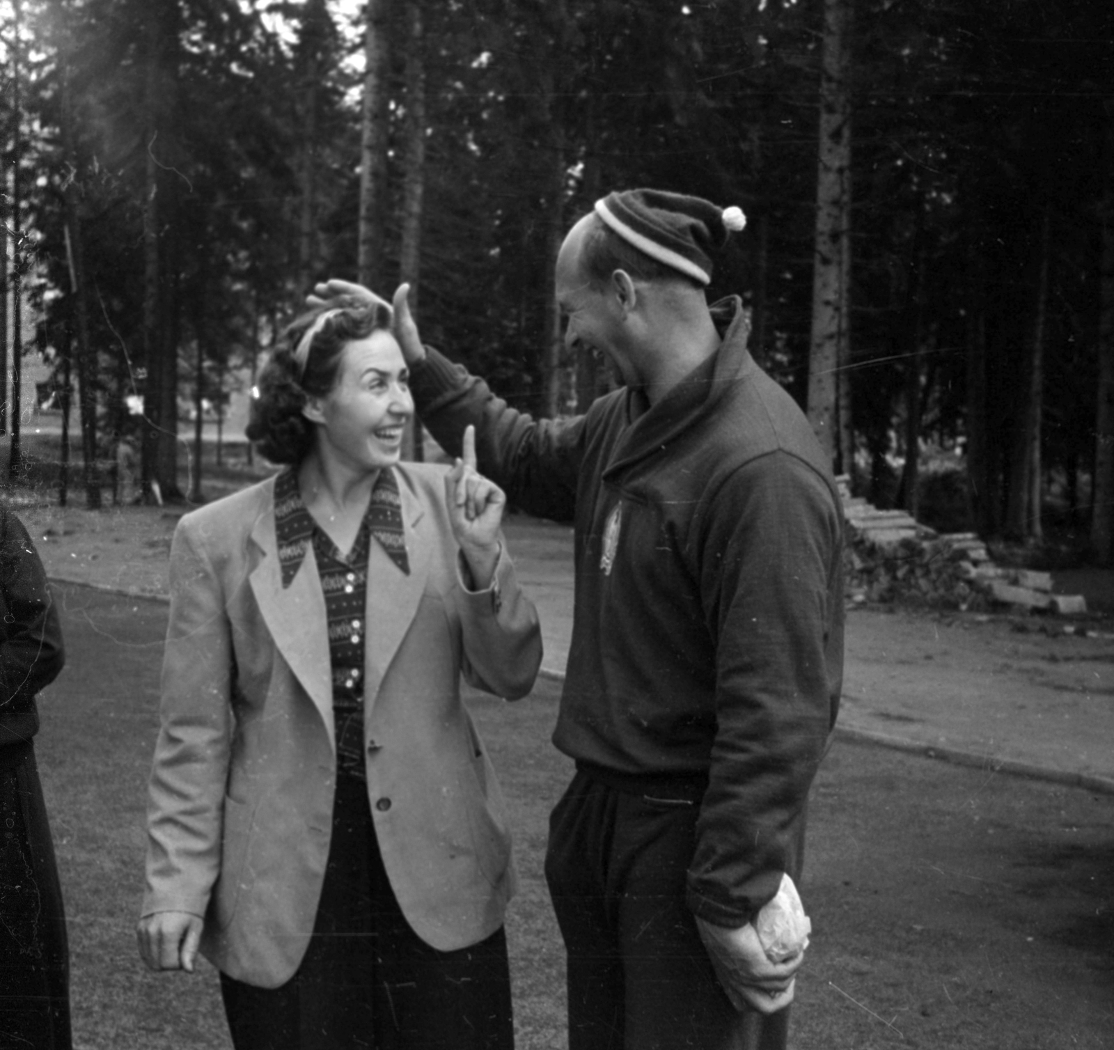 Finland, Espoo, a szovjet Jelizaveta Bagrjanceva a női diszkoszvetés 2. helyezettje és Németh Imre a kalapácsvetés 2. helyezettje az otaniemi táborban. A felvétel a Helsinki-ben megrendezett XV. nyári olimpiai játékok idején készült., 1952, Bojár Sándor, man, fun, sportsperson, photo aspect ratio: square, hammer throw, camp, talks, discus throwing, woman, Fortepan #180460