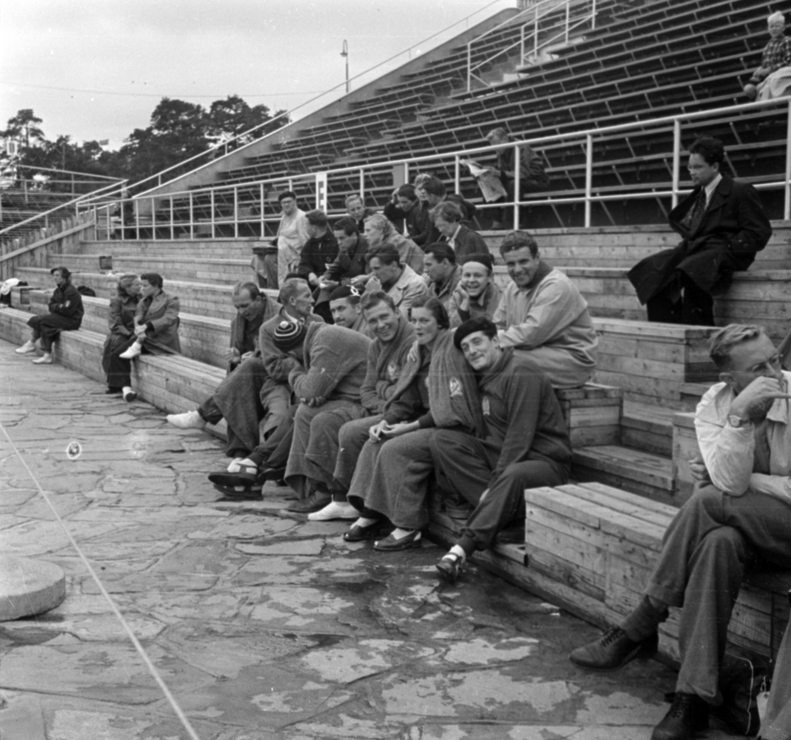 Finnország, Helsinki, XV. nyári olimpiai játékok. Középen a csoport első sorában jobbról Antal Róbert a magyar vízilabda csapat második számú kapusa, Killerman Klára úszónő, Bolvári Antal, Gyarmati Dezső, ?, ?, Hasznos István, a második sorában jobbról Szívós István és Kárpáti György olimpiai bajnok vizilabdázók., 1952, Bojár Sándor, olimpiai bajnok, vidámság, nézőtér, sportoló, képarány: négyzetes, úszás, vízilabda, Fortepan #180463