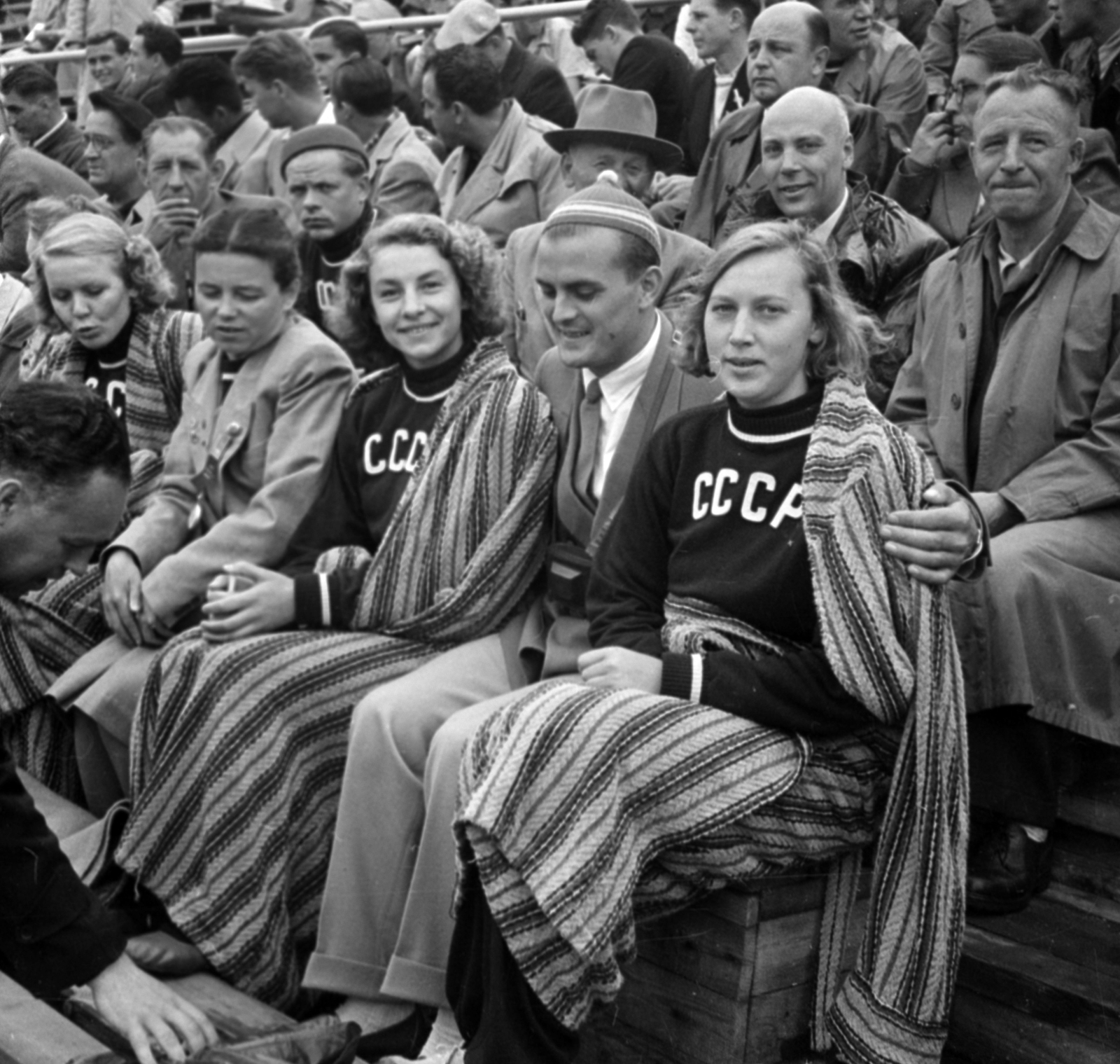 Finland, Helsinki, XV. nyári olimpiai játékok., 1952, Bojár Sándor, smile, cap, man, auditorium, sportsperson, photo aspect ratio: square, hammer throw, woman, Fortepan #180476