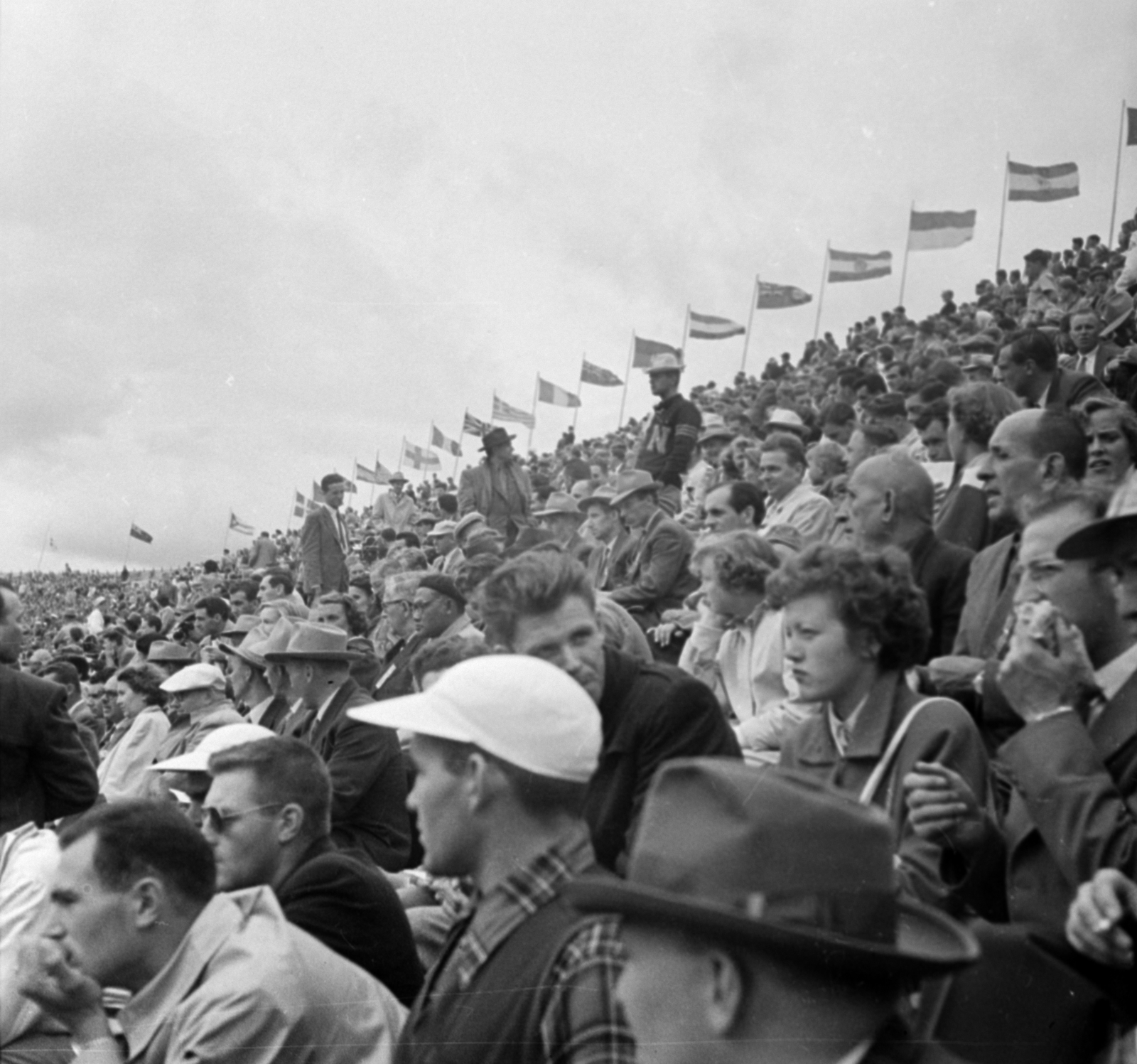 Finland, Helsinki, XV. nyári olimpiai játékok., 1952, Bojár Sándor, flag, auditorium, photo aspect ratio: square, Olympics, mass, Fortepan #180481